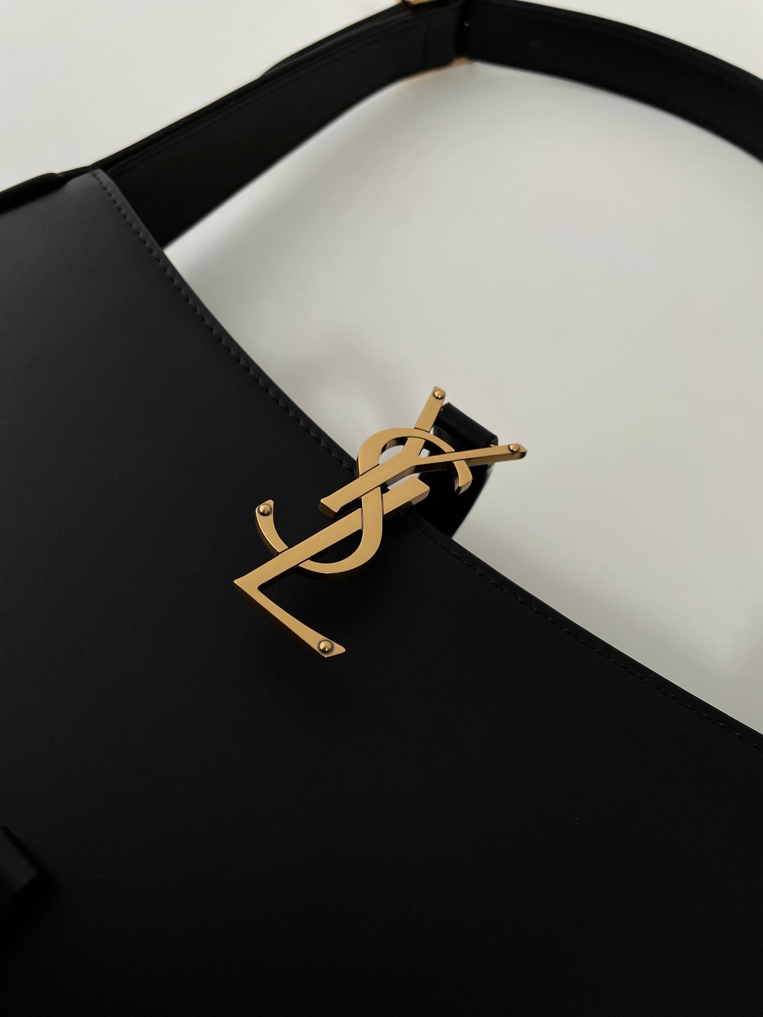 생로랑 LE 5À7 호보 숄더백 스무스 레더