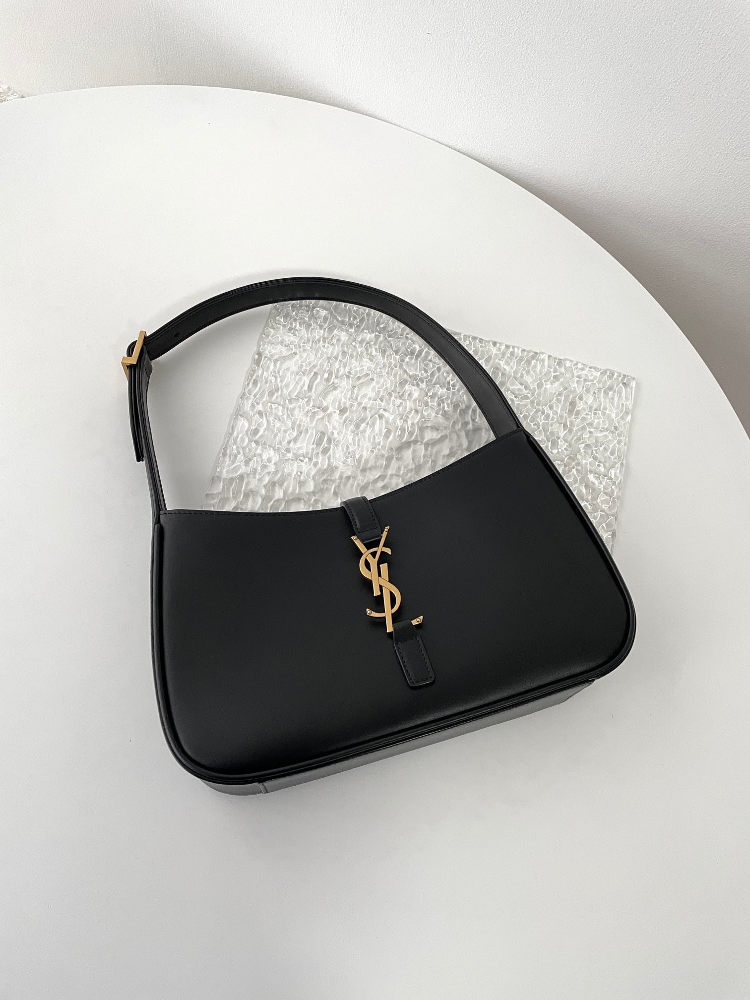 생로랑 LE 5À7 호보 숄더백 스무스 레더