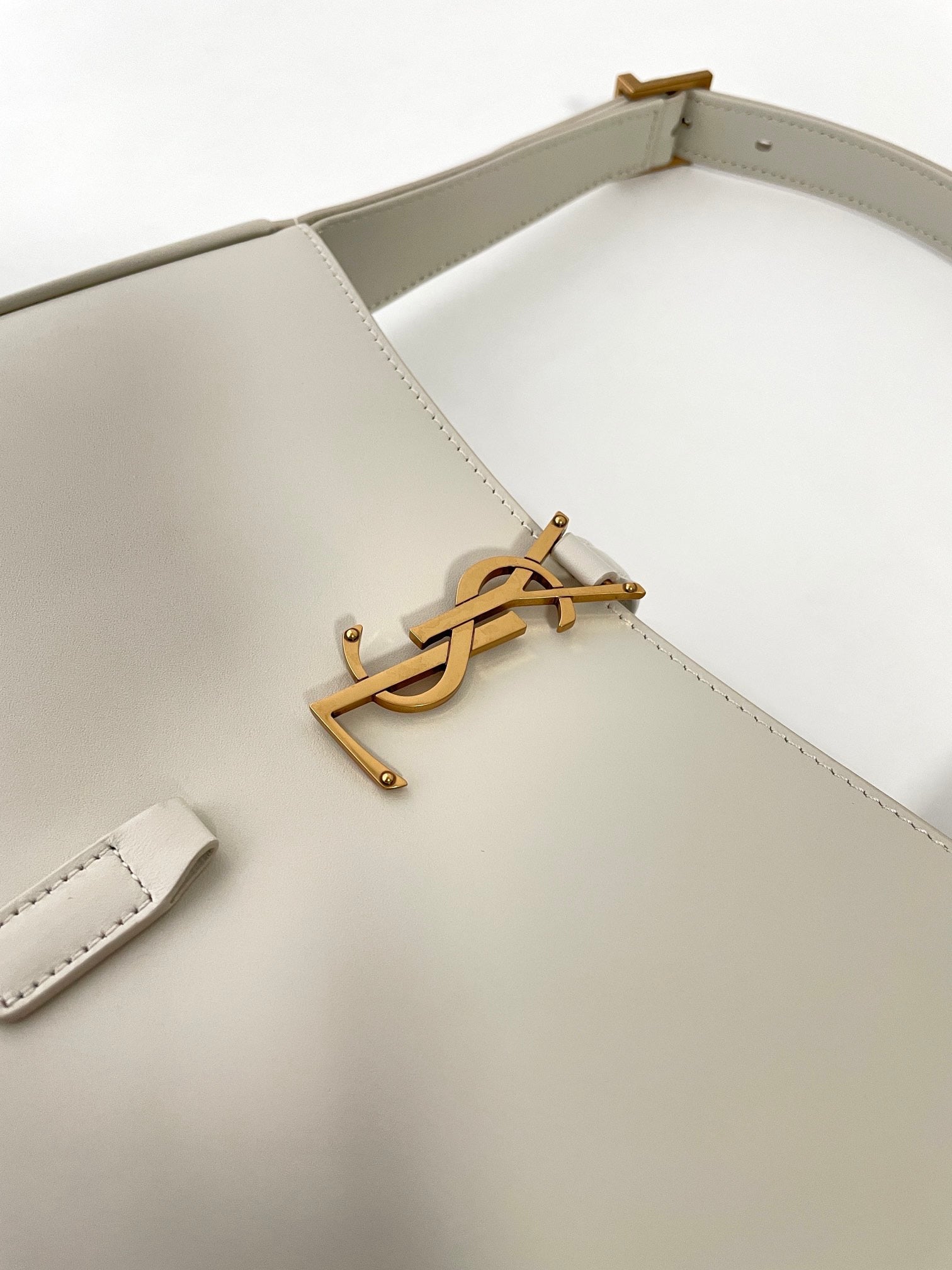 생로랑 LE 5À7 호보 숄더백 스무스 레더