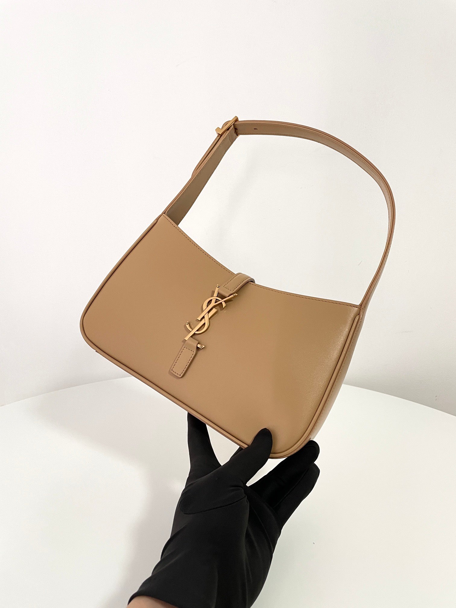 생로랑 LE 5À7 호보 숄더백 스무스 레더