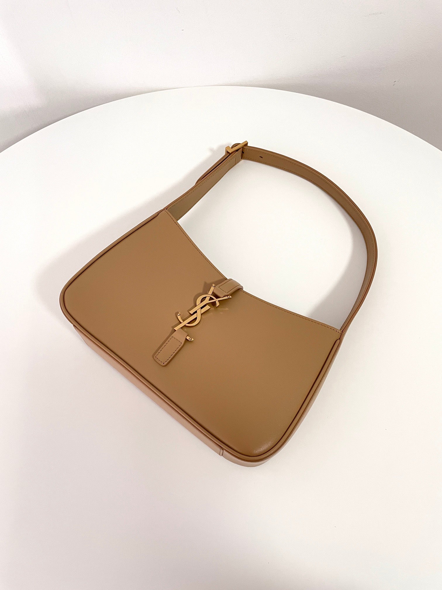 생로랑 LE 5À7 호보 숄더백 스무스 레더