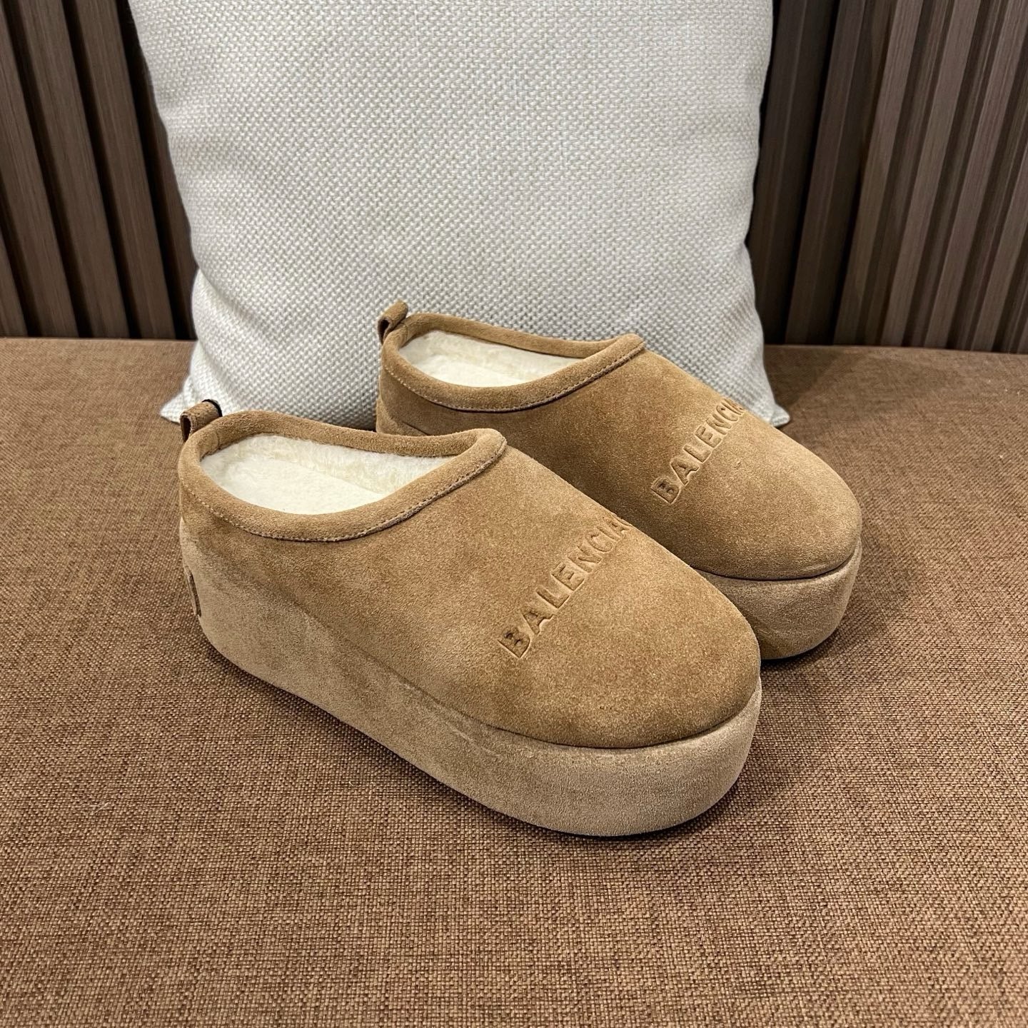 발렌시아가 뮬 슬리퍼