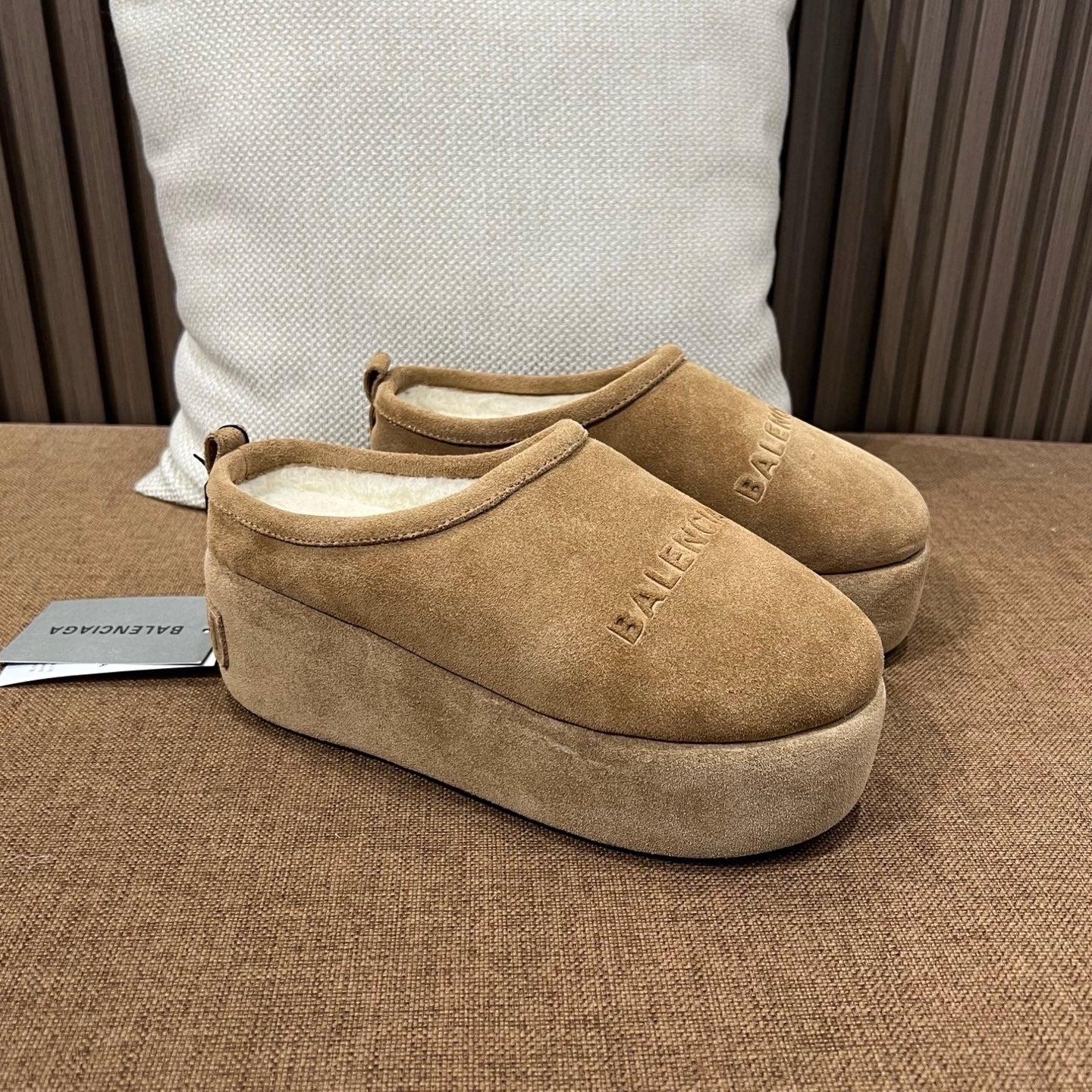 발렌시아가 뮬 슬리퍼