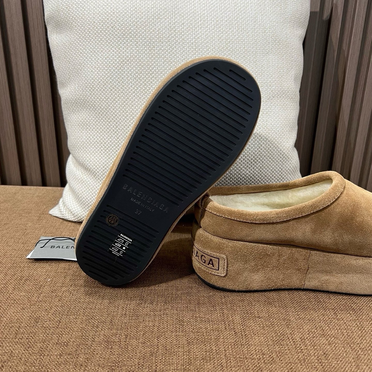 발렌시아가 뮬 슬리퍼