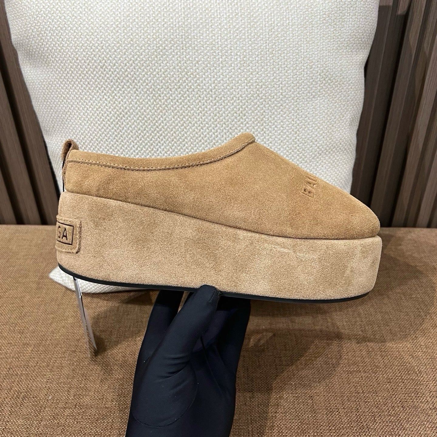 발렌시아가 뮬 슬리퍼