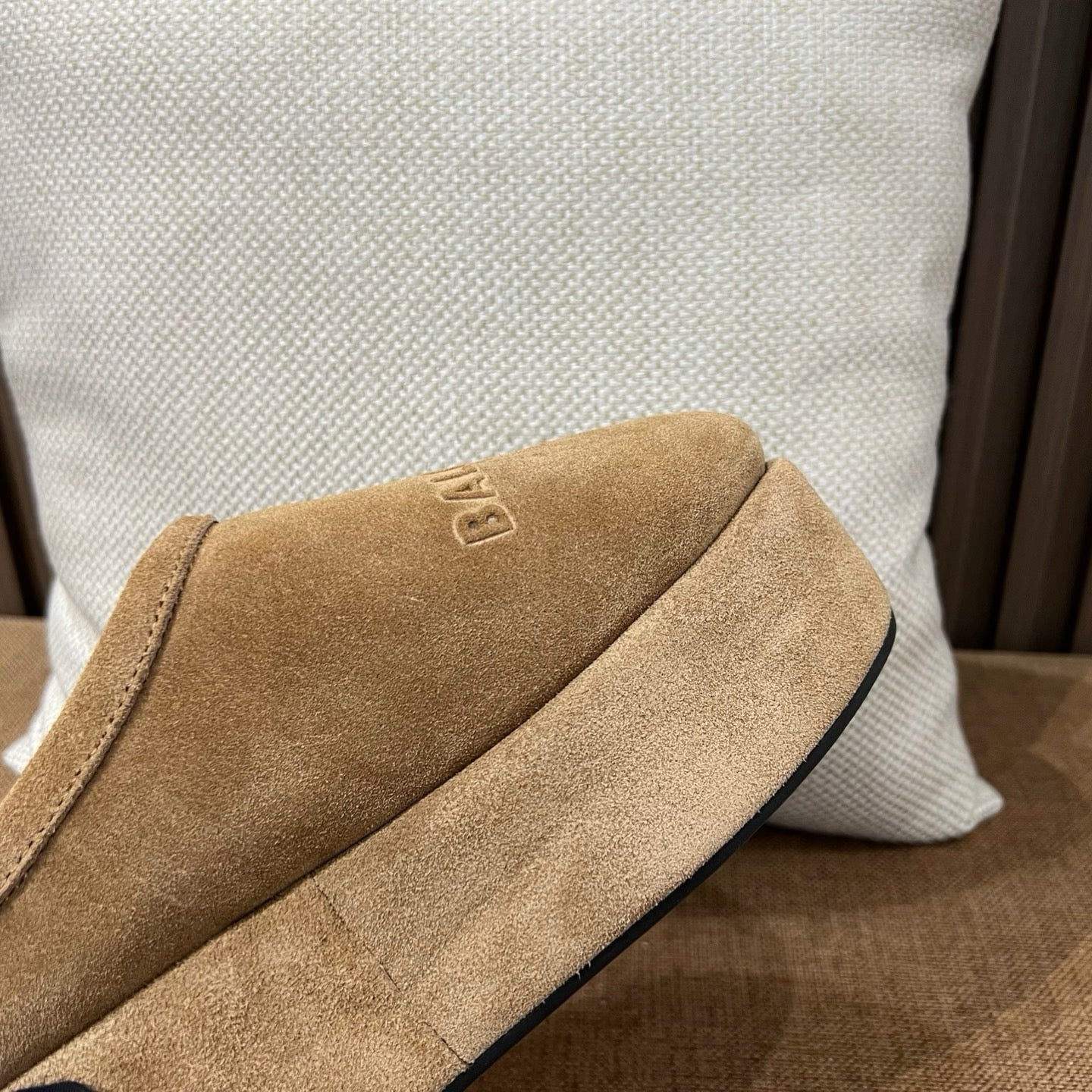 발렌시아가 뮬 슬리퍼