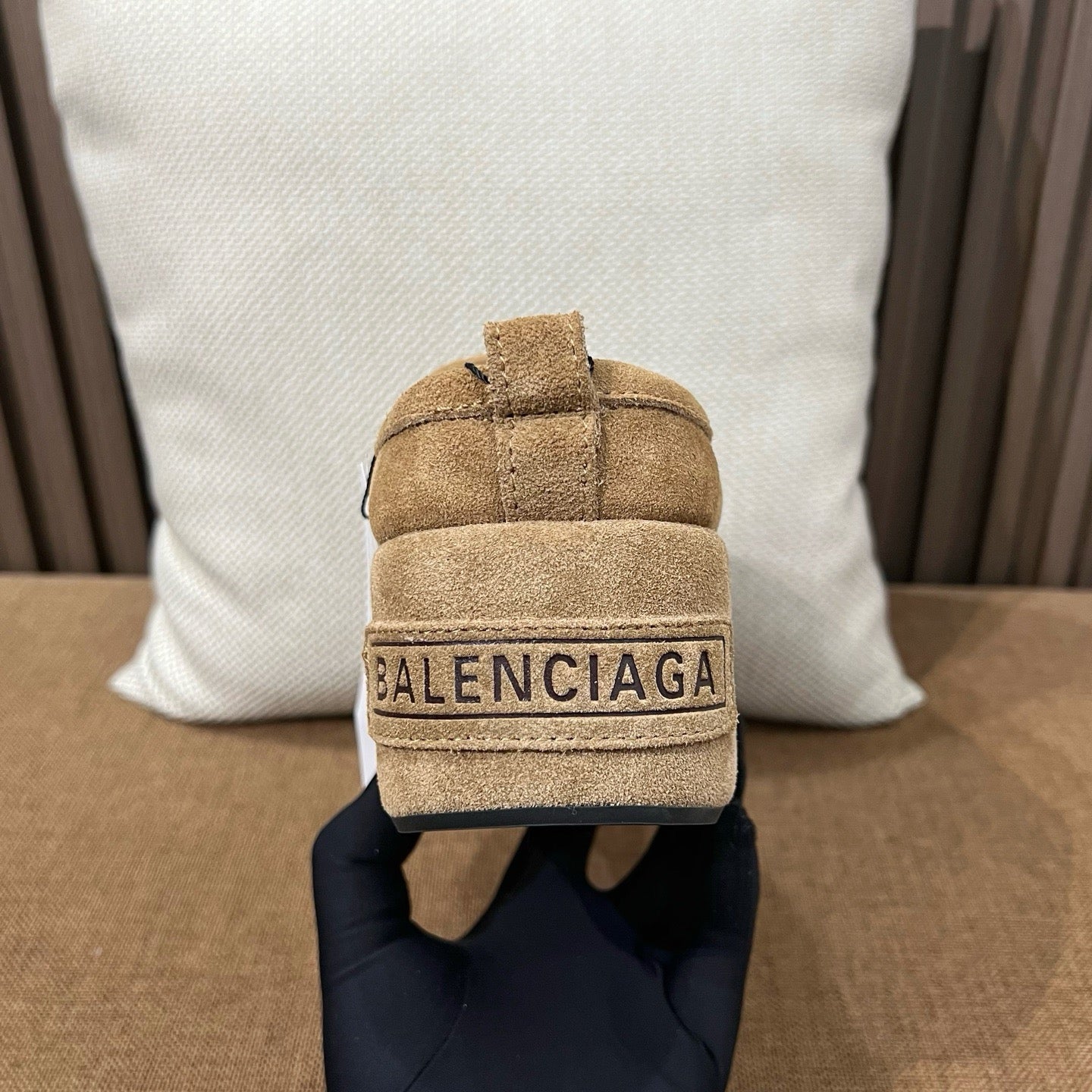 발렌시아가 뮬 슬리퍼