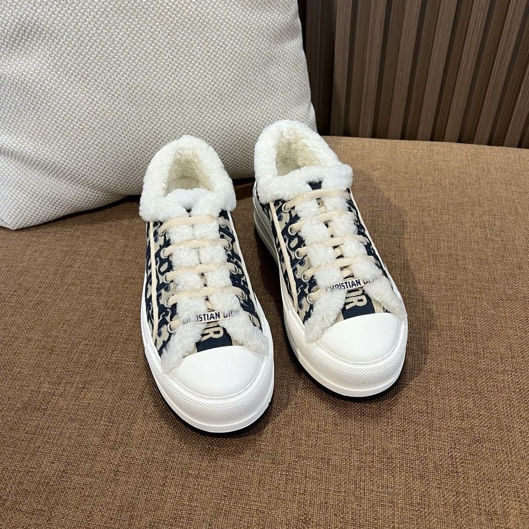 디올 오블리크 퍼 플랫폼 스니커즈 오블리크 패턴과 퍼 안감 디테일