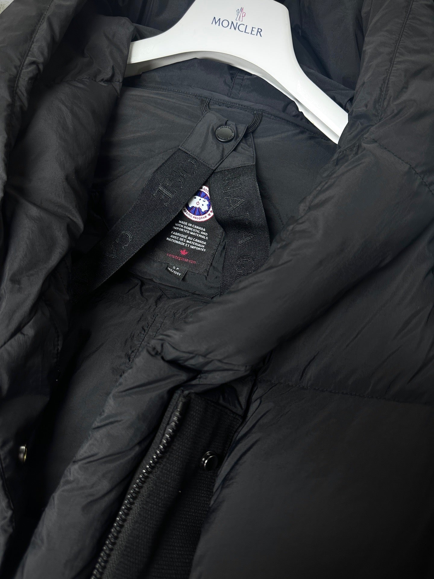 캐나다구스 로다 로고 패치 롱 패딩