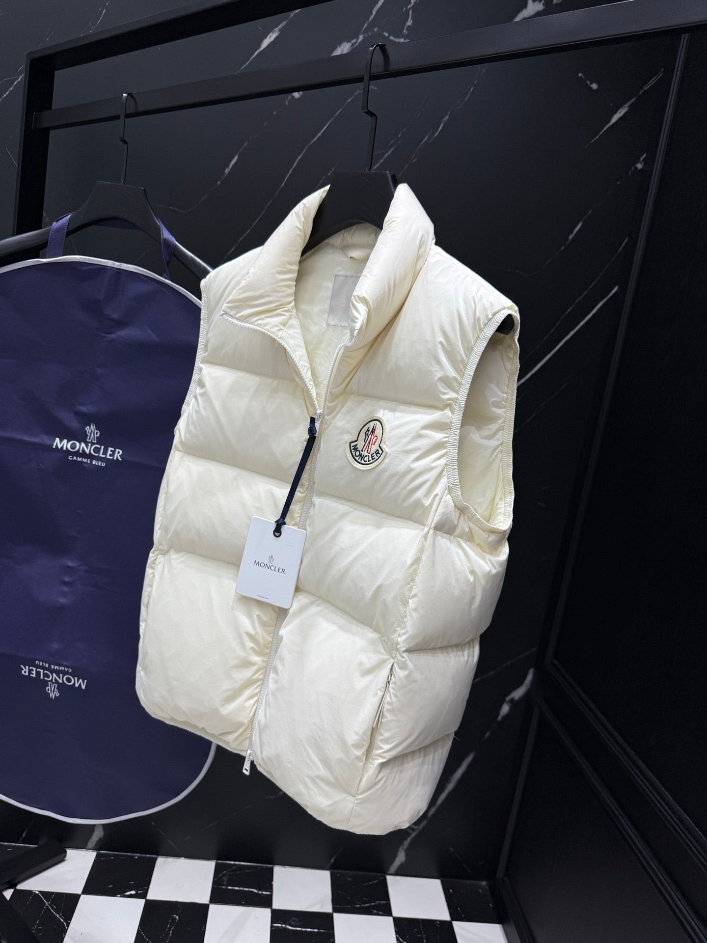 ALMAZ 다운 패딩 조끼