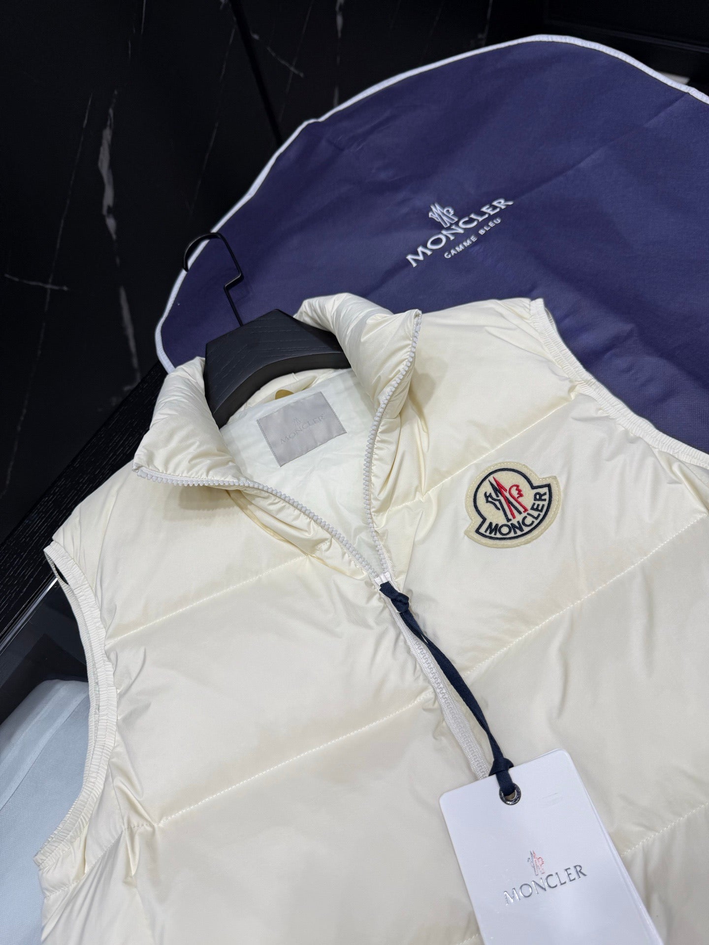 ALMAZ 다운 패딩 조끼