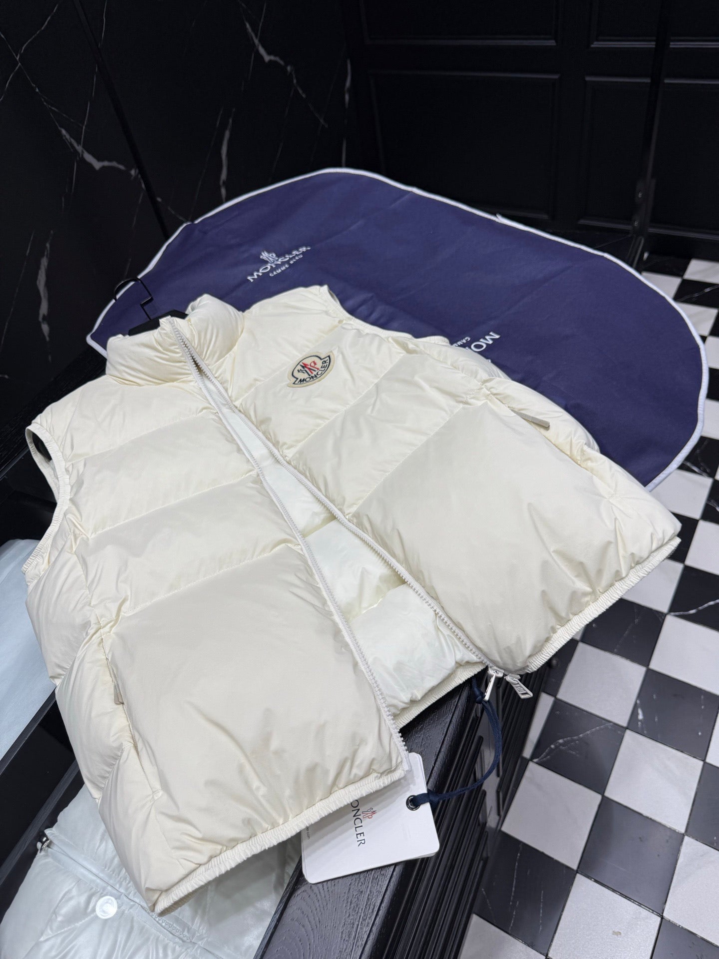 ALMAZ 다운 패딩 조끼