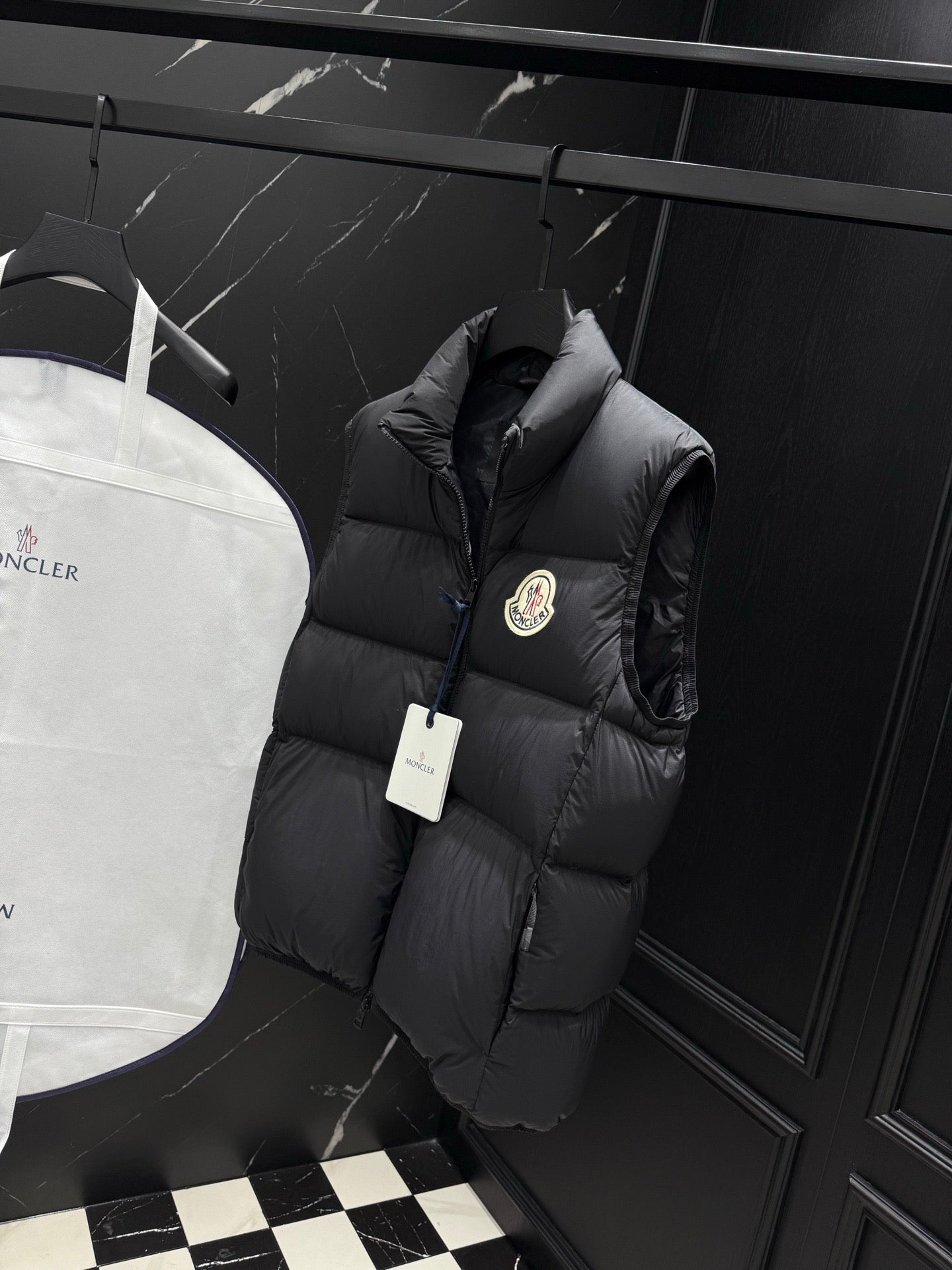 ALMAZ 다운 패딩 조끼