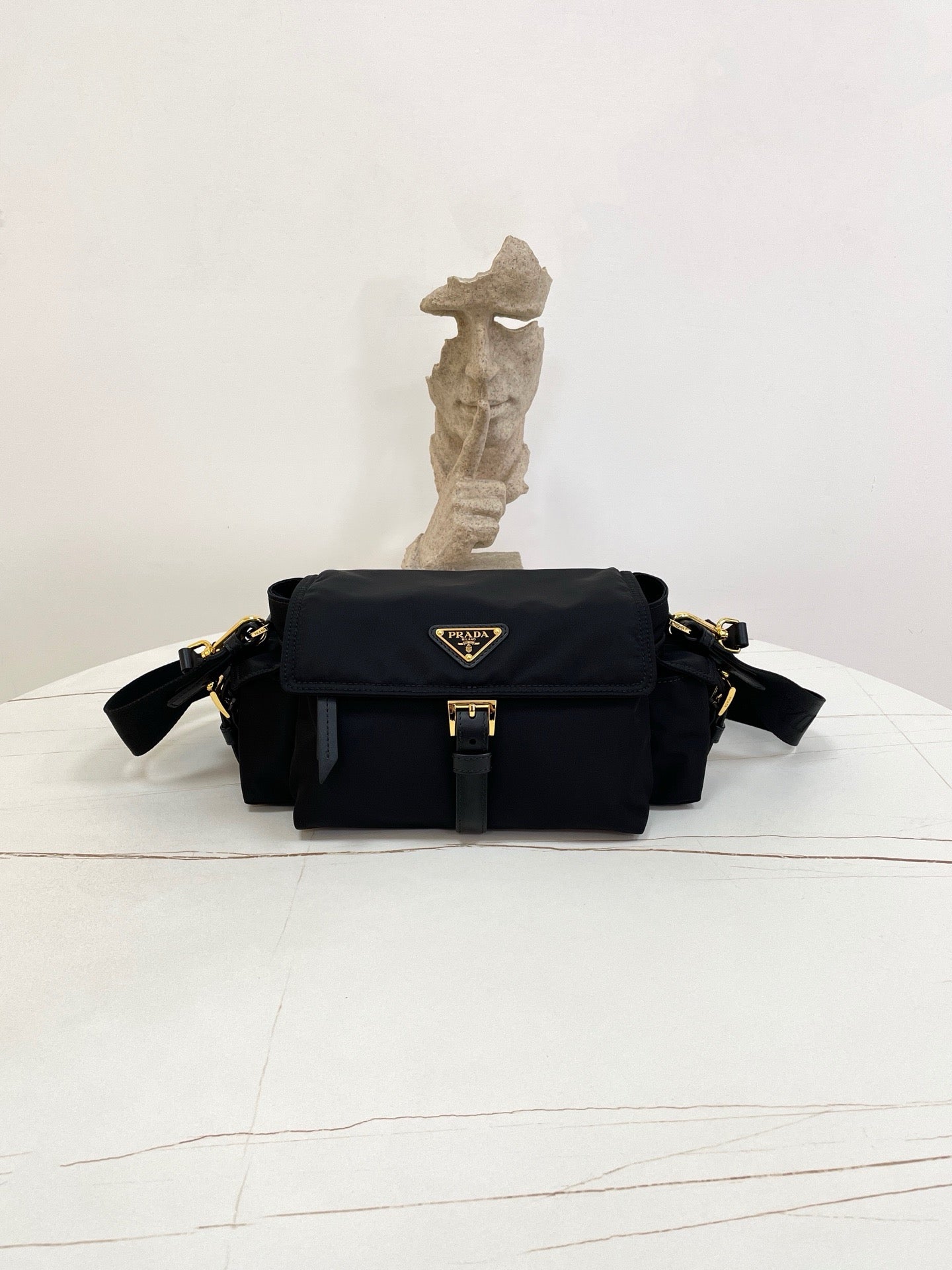 프라다 익스플로어 미디엄 나파 가죽 숄더백