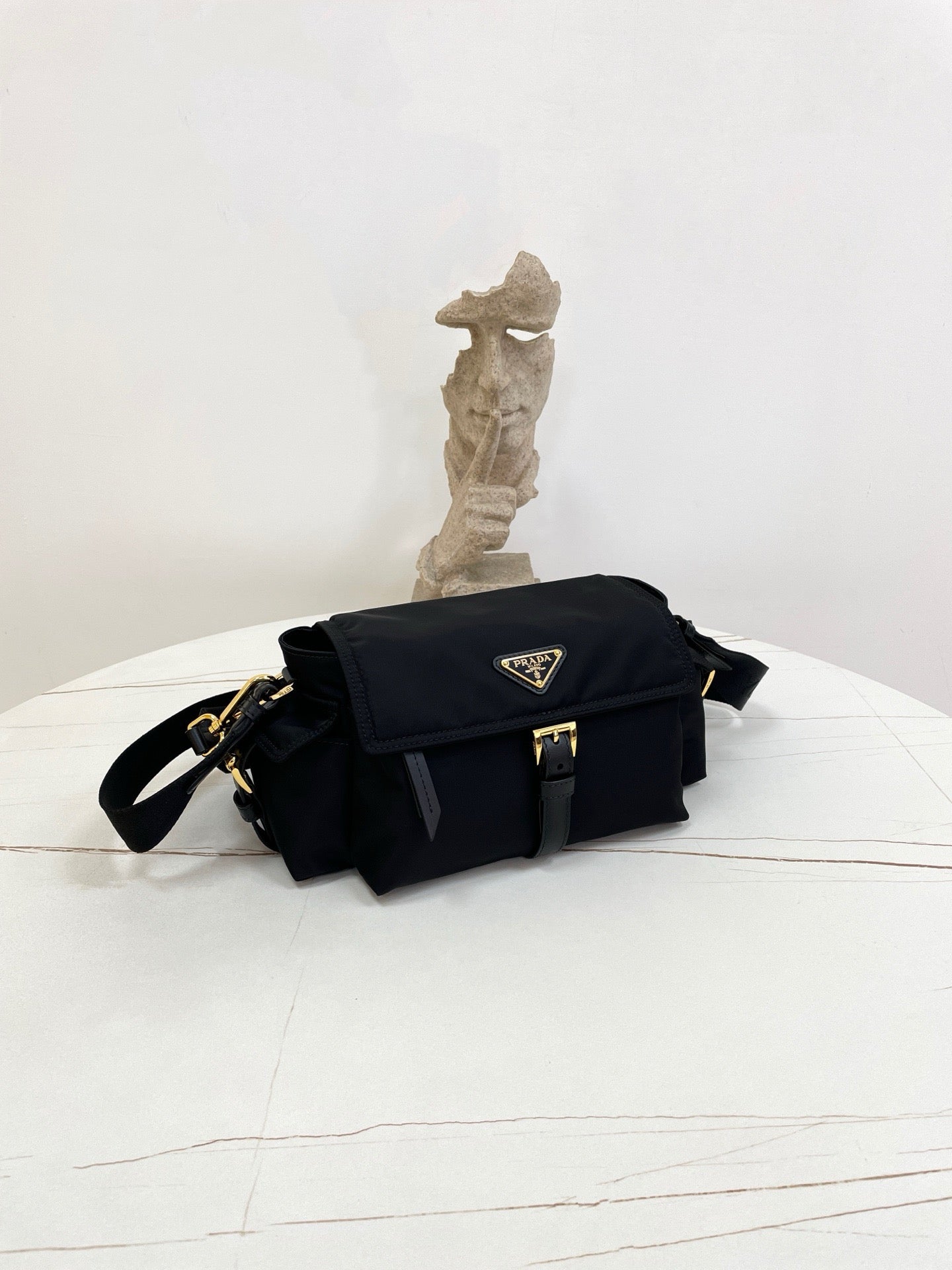 프라다 익스플로어 미디엄 나파 가죽 숄더백