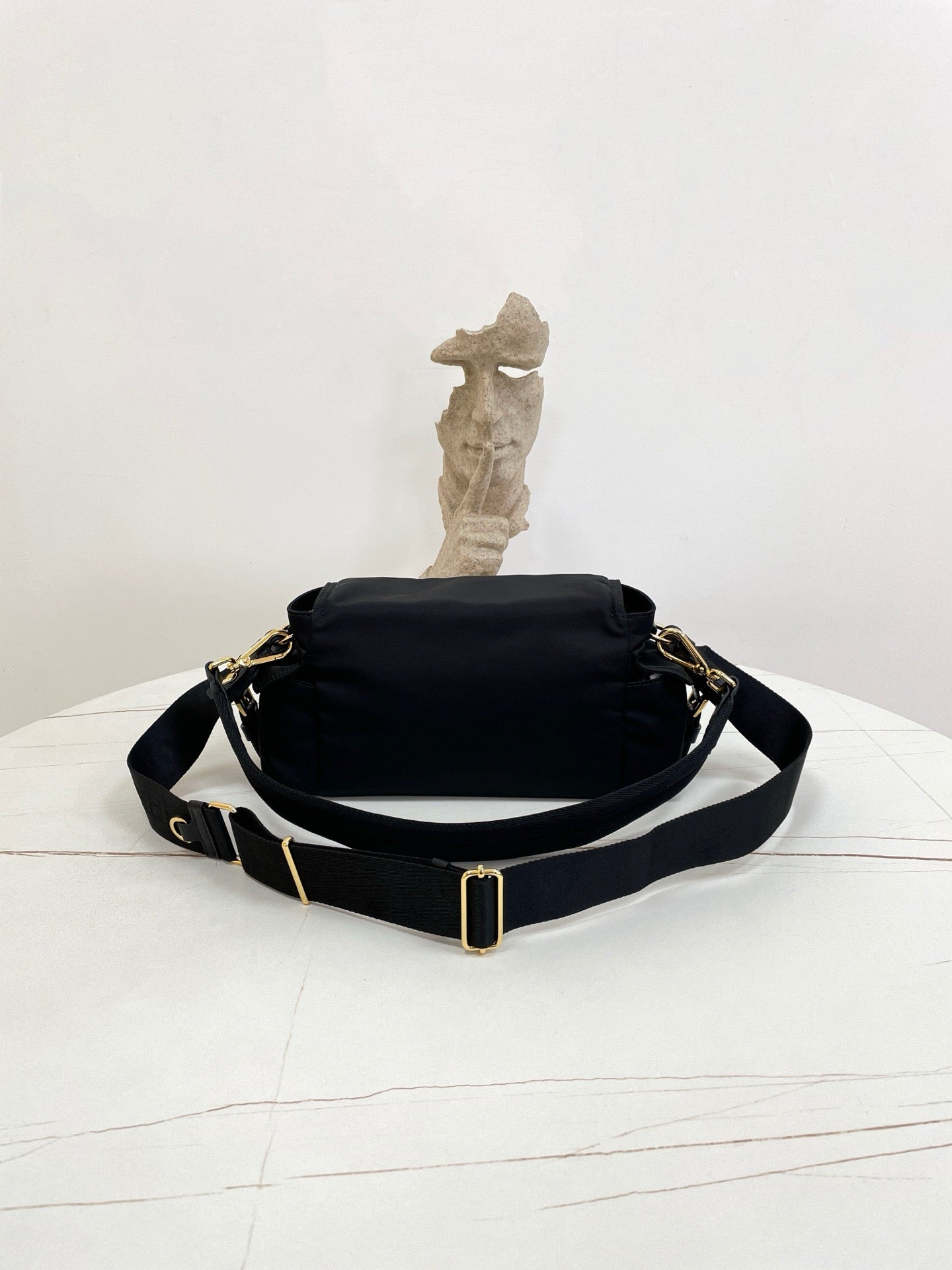 프라다 익스플로어 미디엄 나파 가죽 숄더백