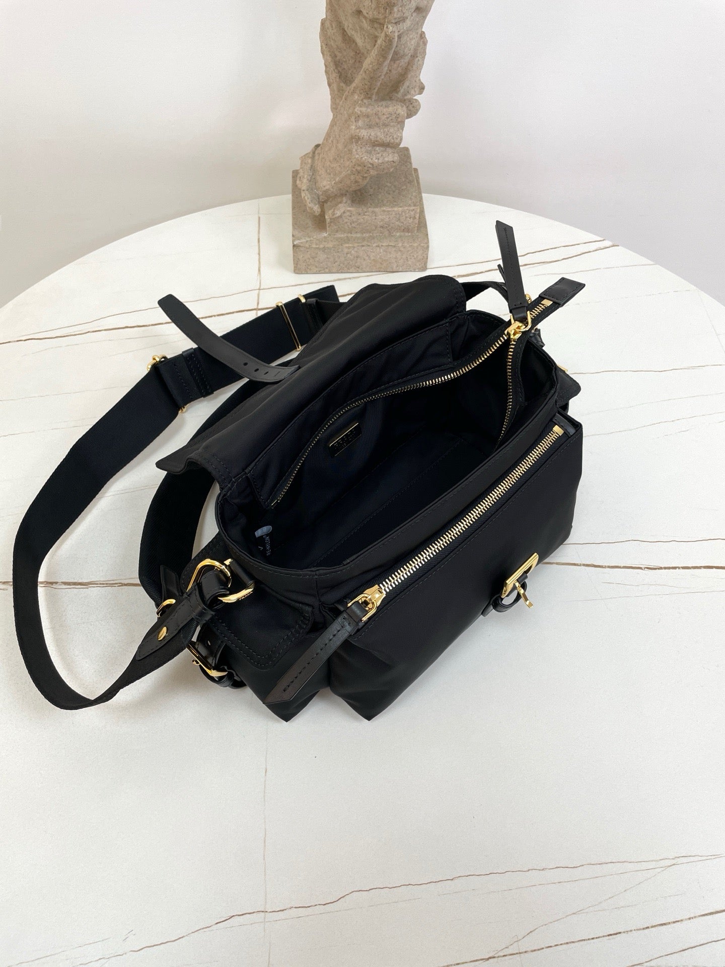 프라다 익스플로어 미디엄 나파 가죽 숄더백