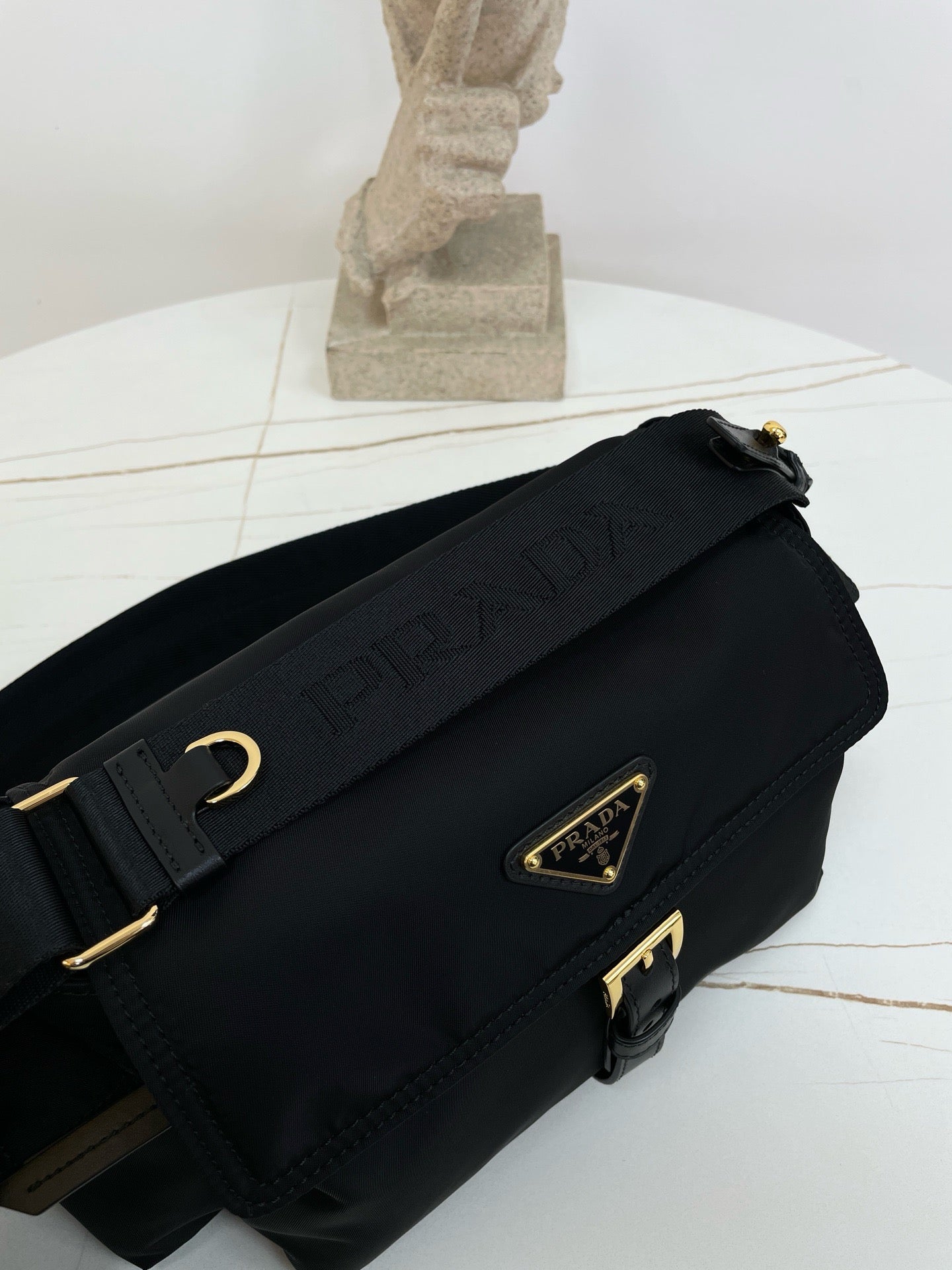 프라다 익스플로어 미디엄 나파 가죽 숄더백