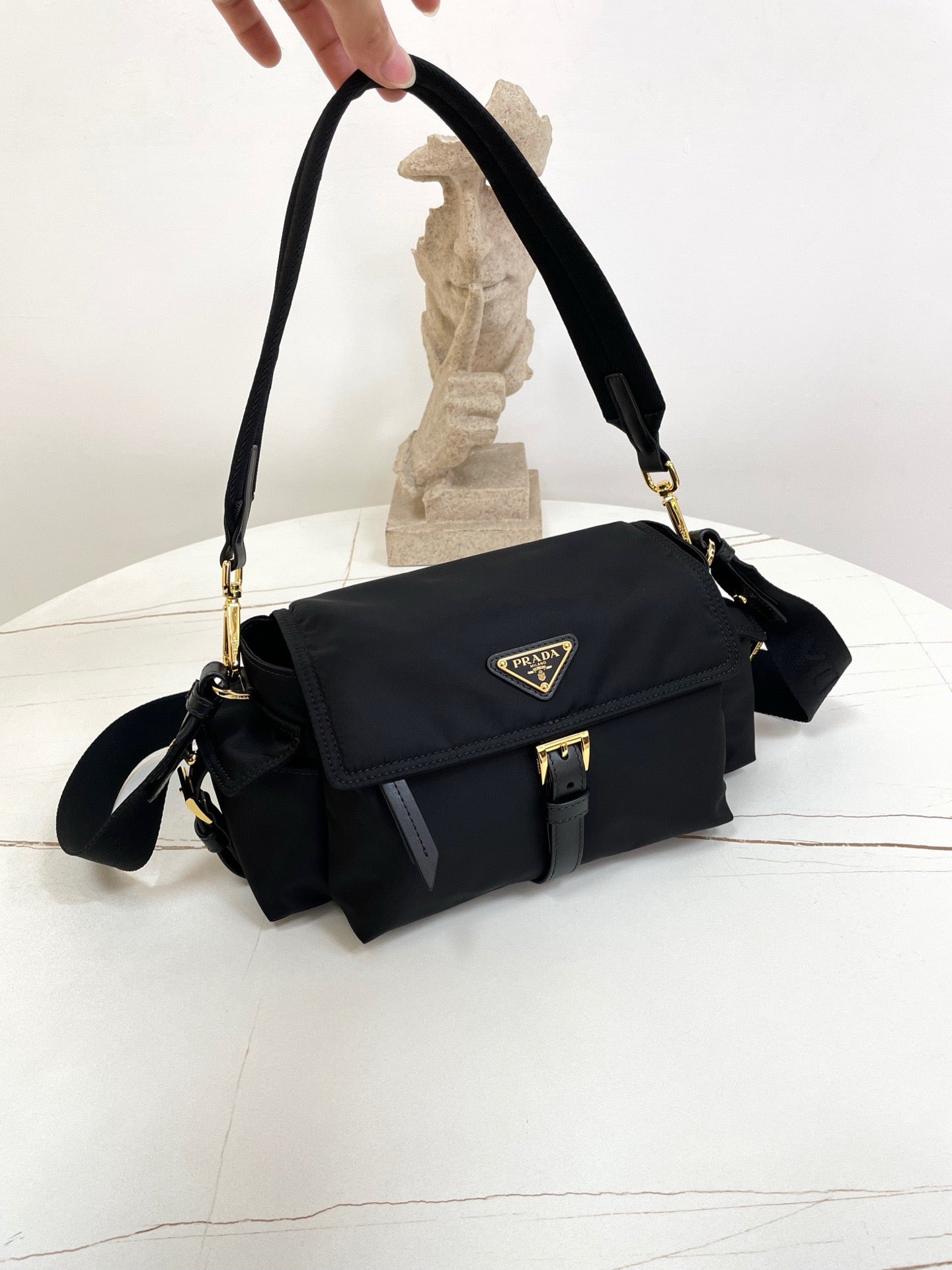 프라다 익스플로어 미디엄 나파 가죽 숄더백