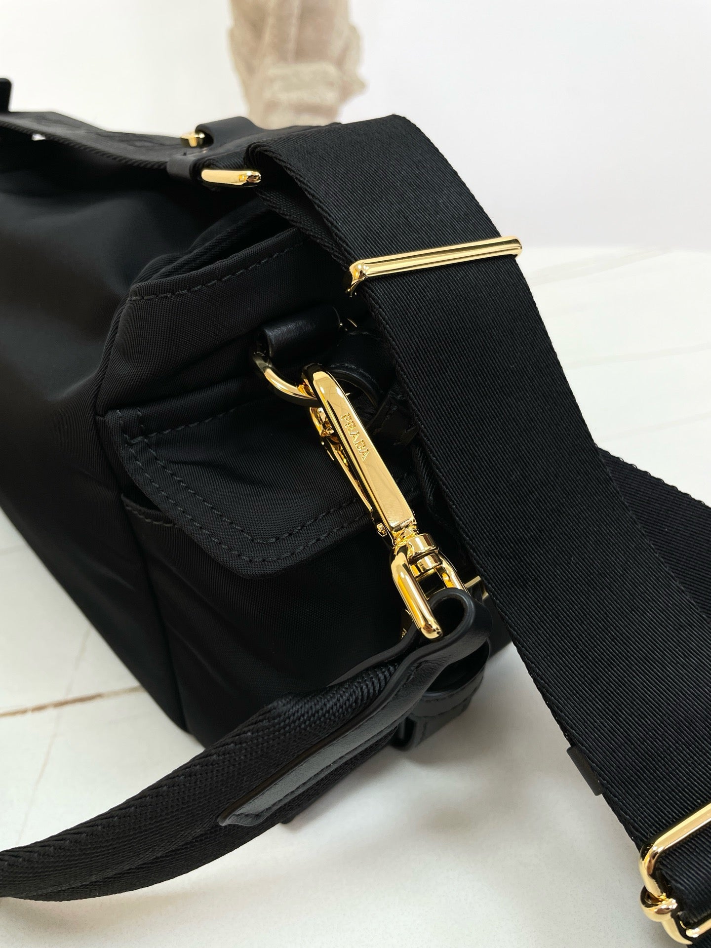 프라다 익스플로어 미디엄 나파 가죽 숄더백