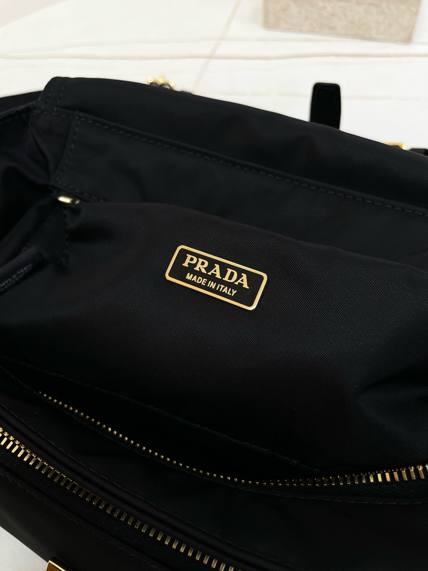 프라다 익스플로어 미디엄 나파 가죽 숄더백