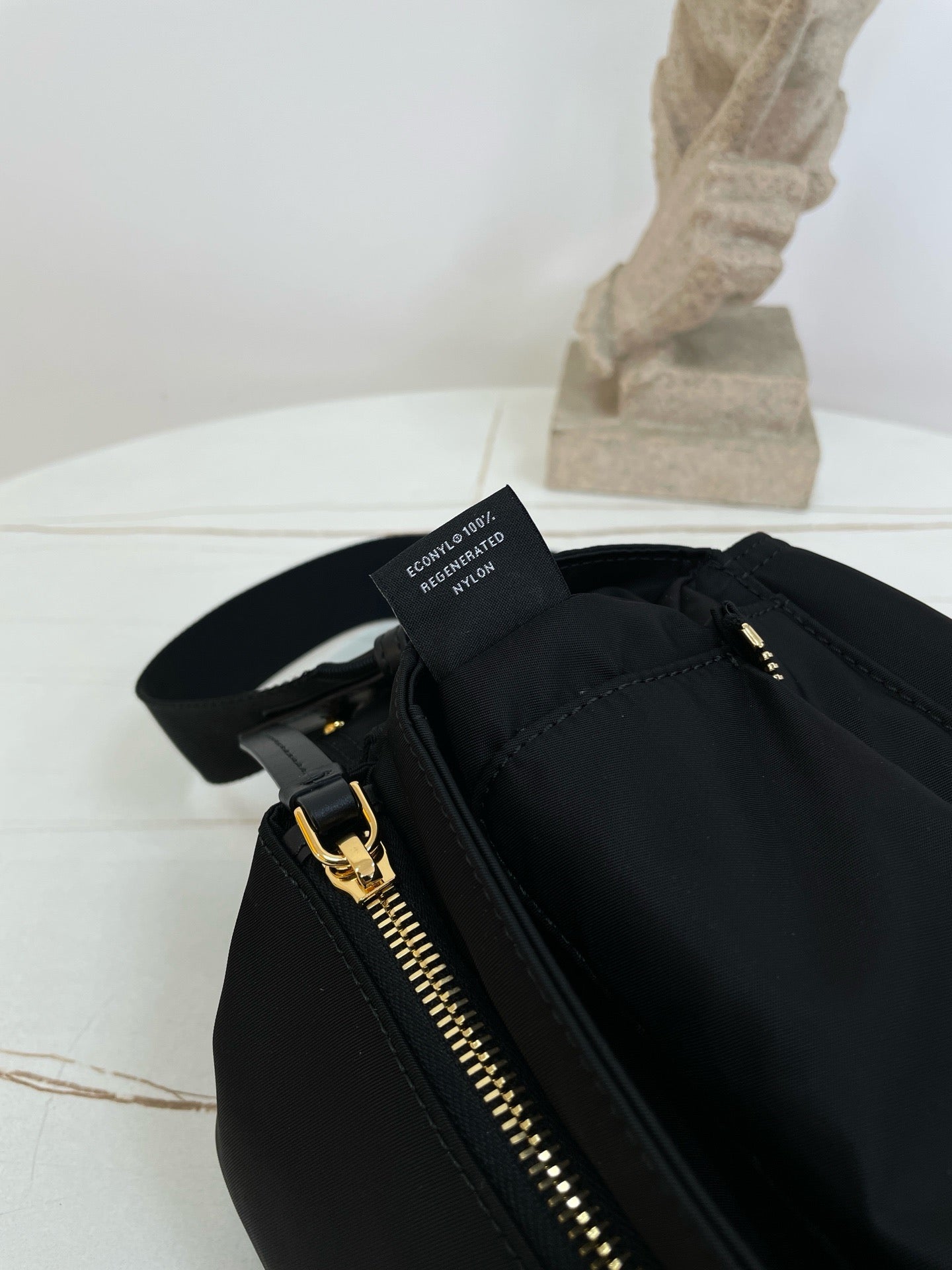 프라다 익스플로어 미디엄 나파 가죽 숄더백