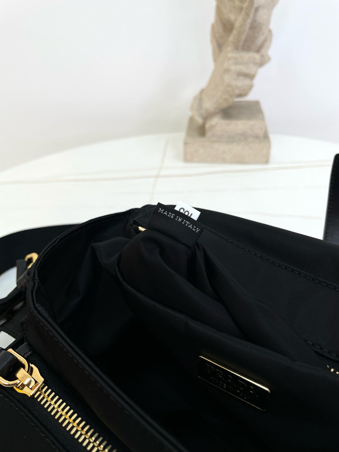 프라다 익스플로어 미디엄 나파 가죽 숄더백