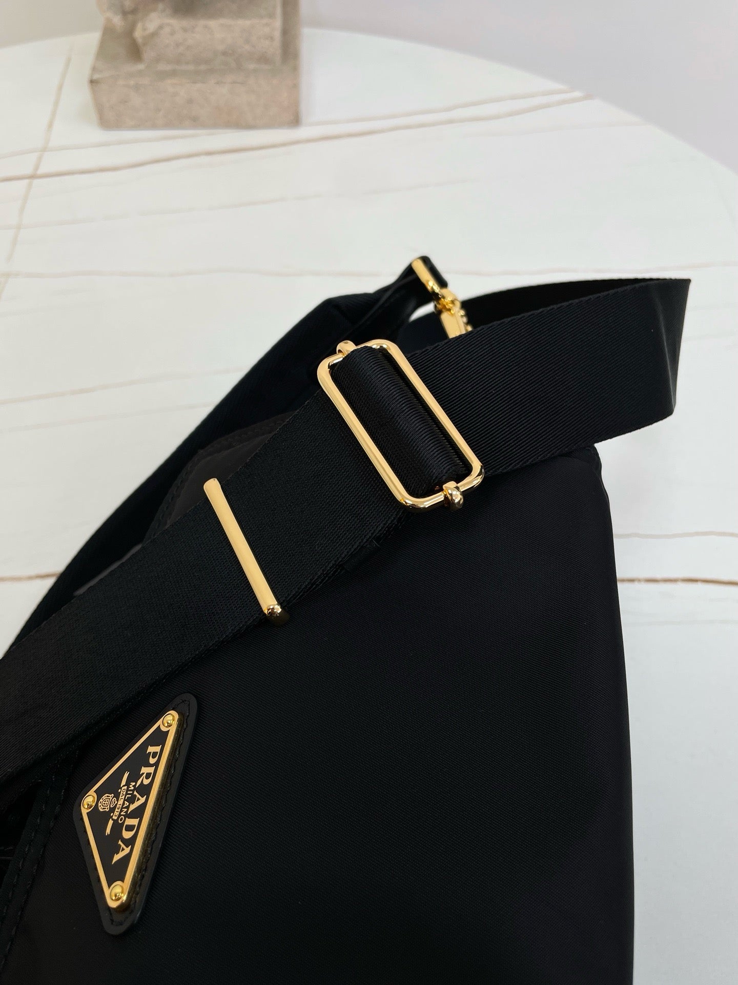 프라다 익스플로어 미디엄 나파 가죽 숄더백