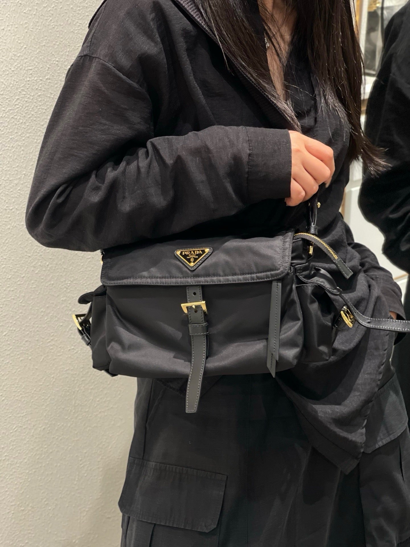 프라다 익스플로어 미디엄 나파 가죽 숄더백