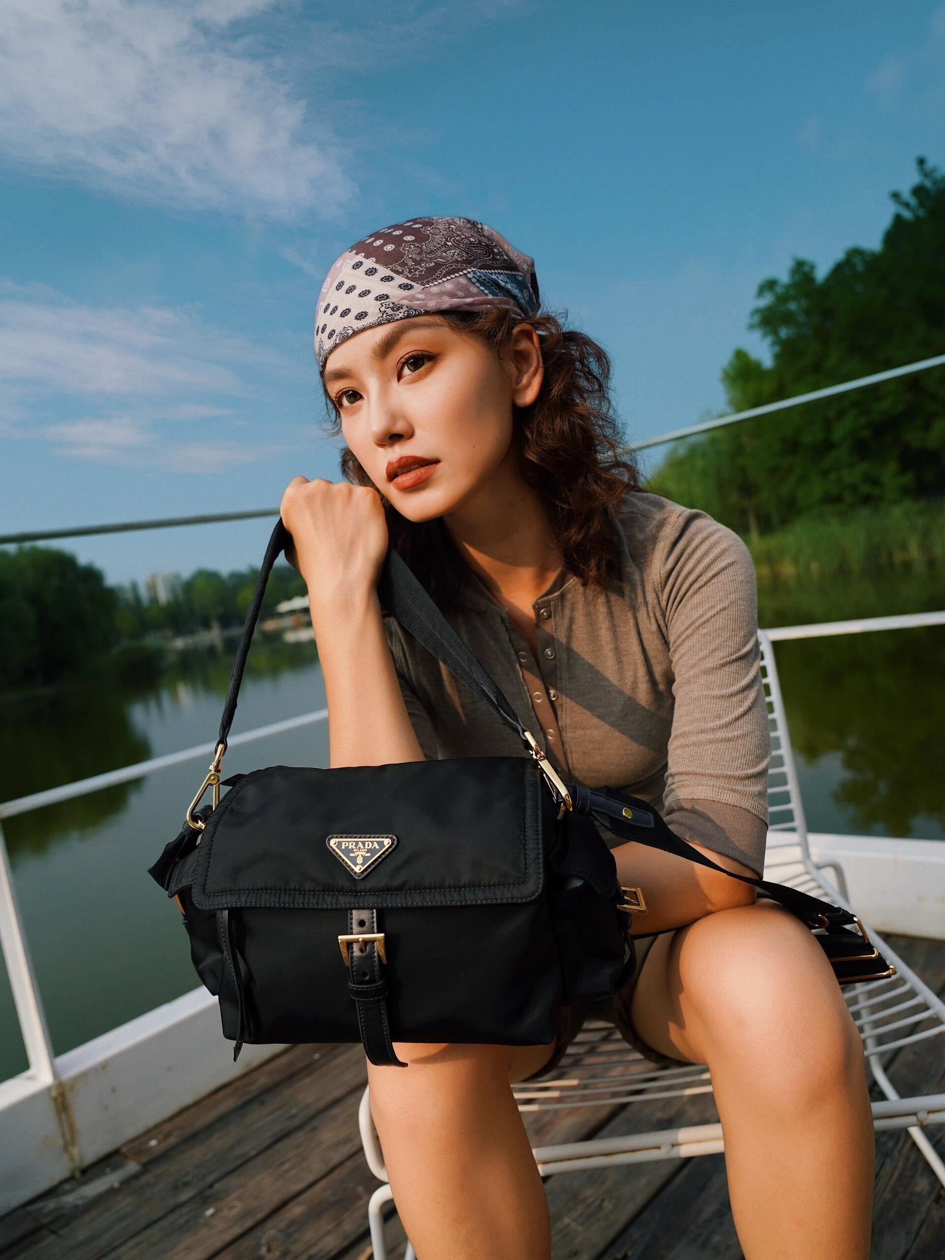 프라다 익스플로어 미디엄 나파 가죽 숄더백