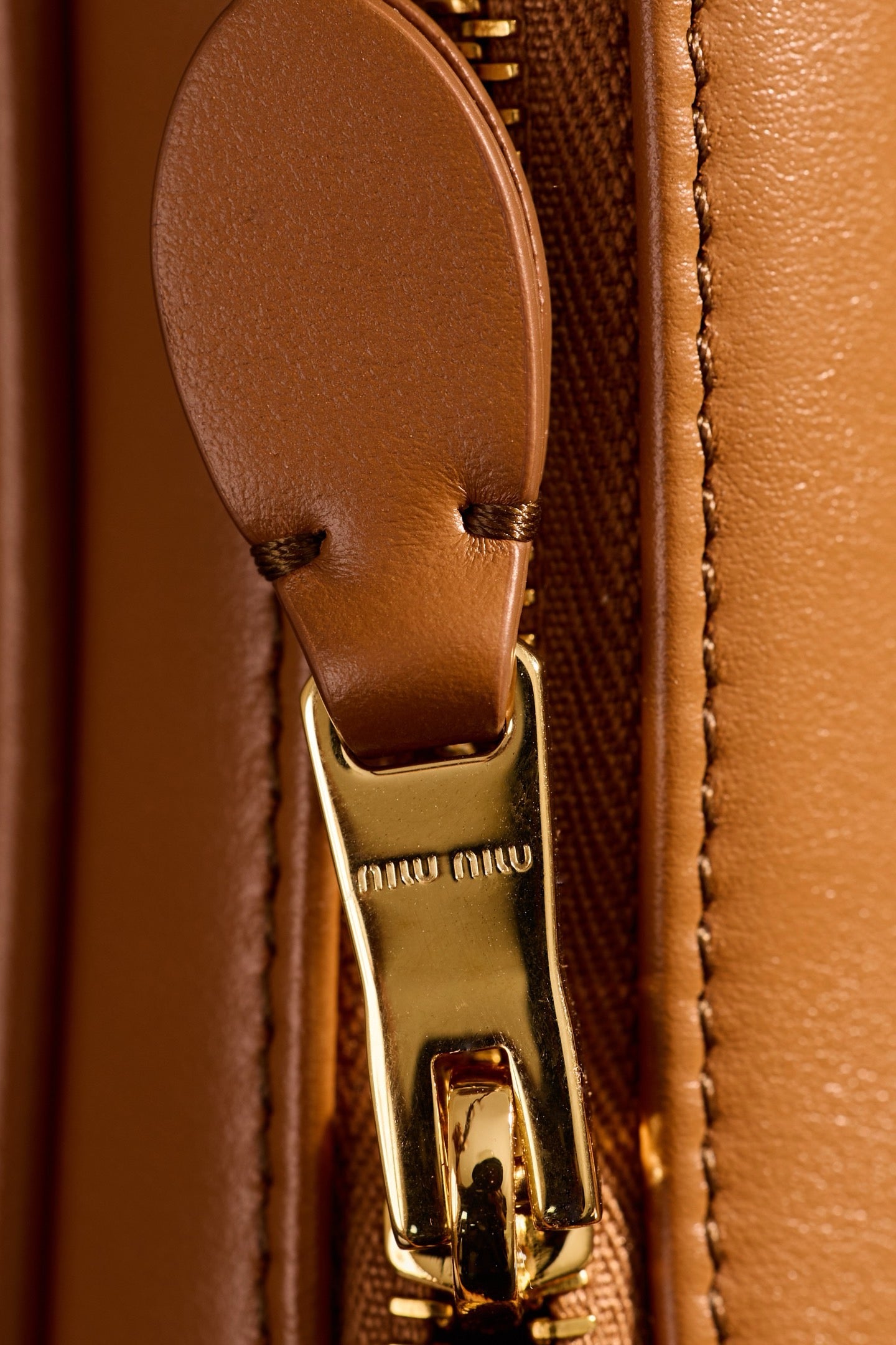 미우미우 가죽 파우치