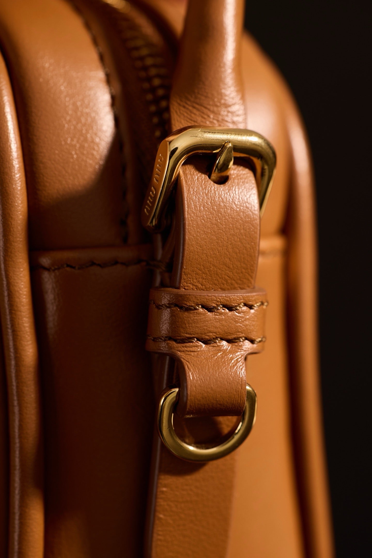 미우미우 가죽 파우치