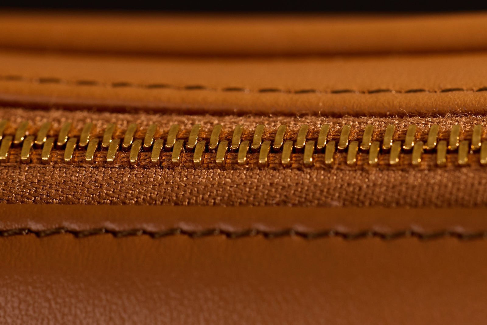 미우미우 가죽 파우치