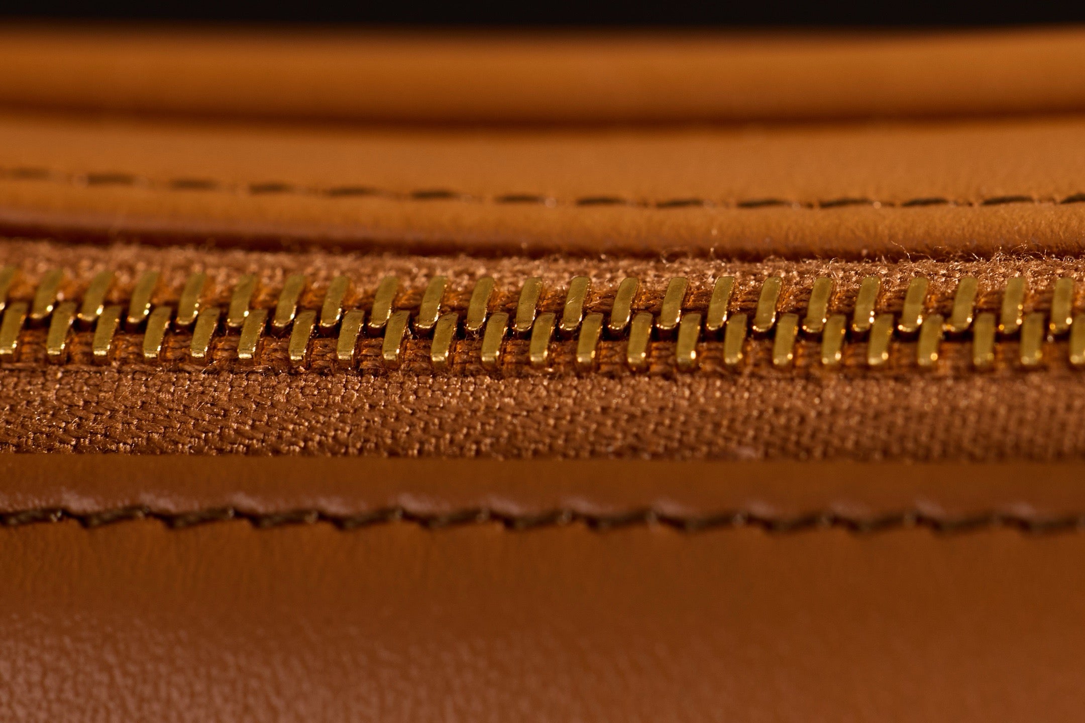 미우미우 가죽 파우치