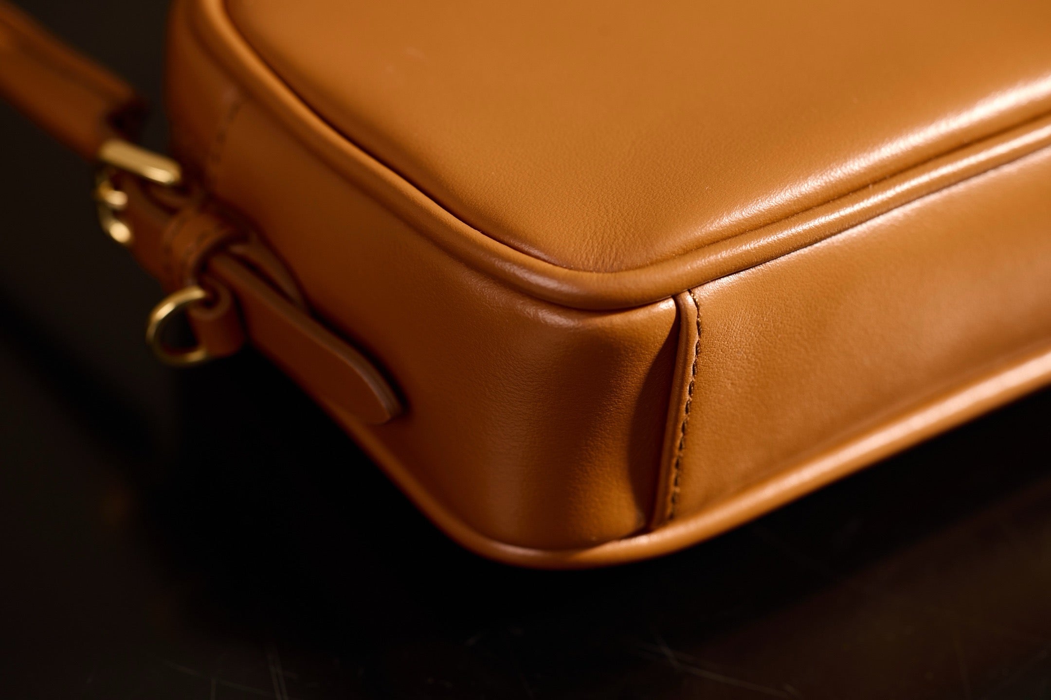 미우미우 가죽 파우치