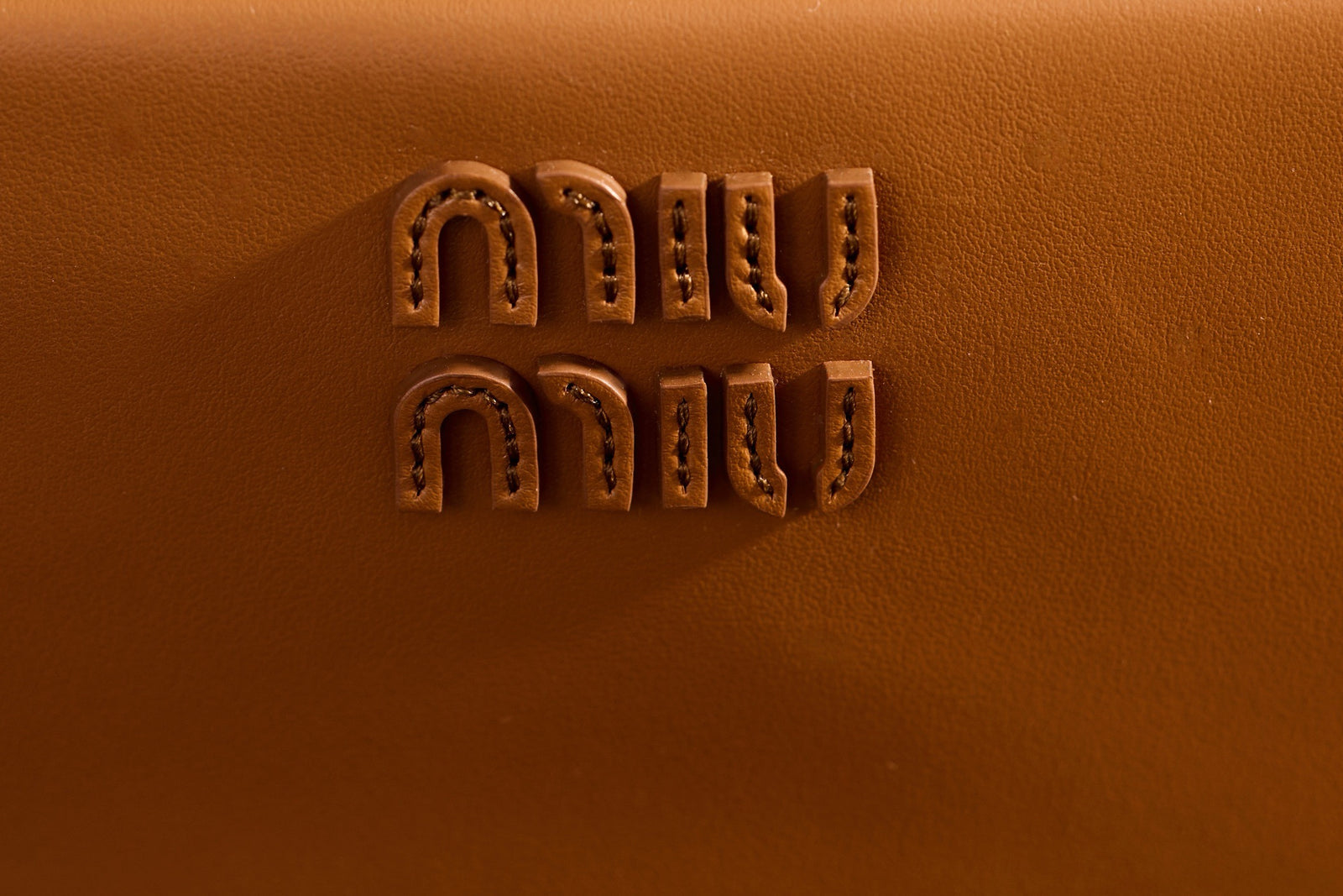 미우미우 가죽 파우치