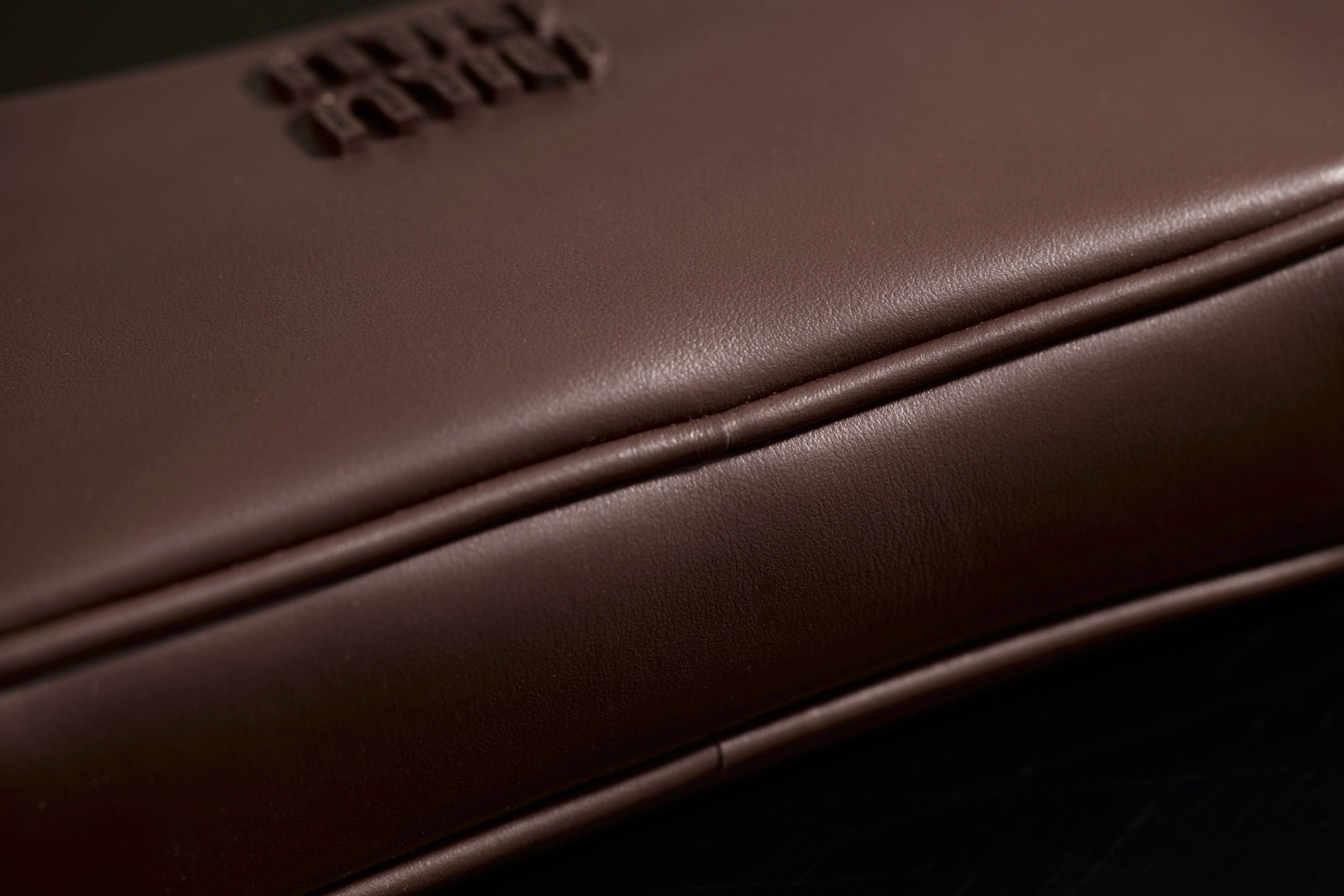 미우미우 가죽 파우치