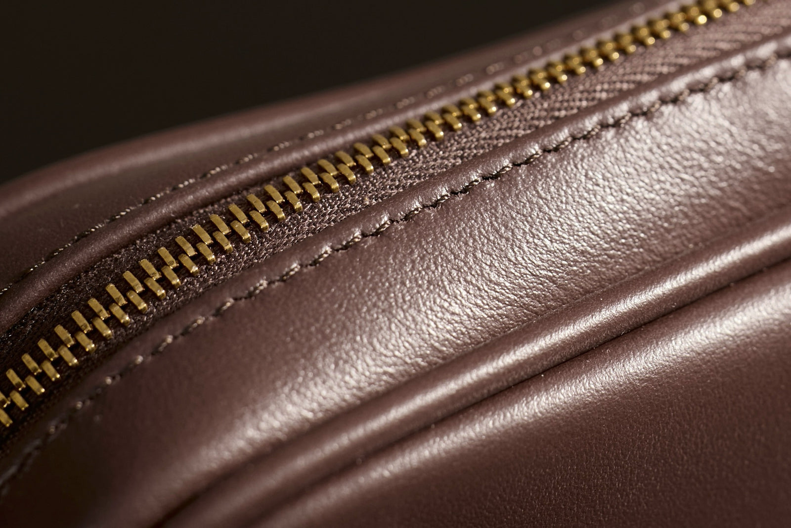 미우미우 가죽 파우치