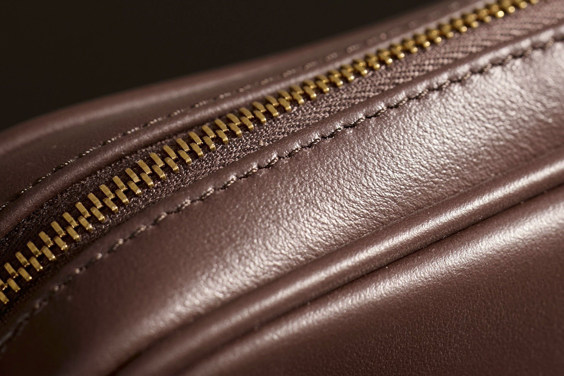 미우미우 가죽 파우치