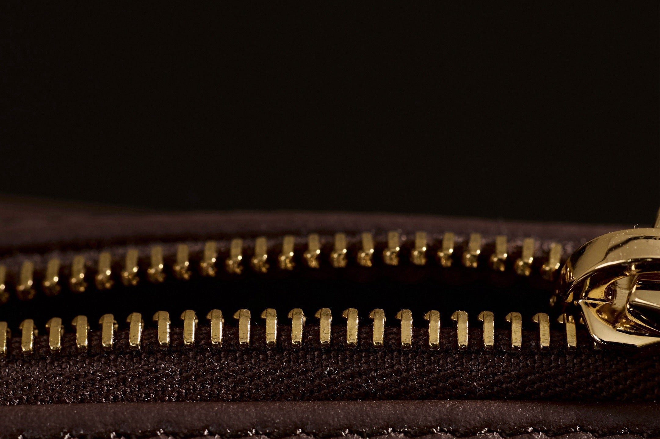 미우미우 가죽 파우치