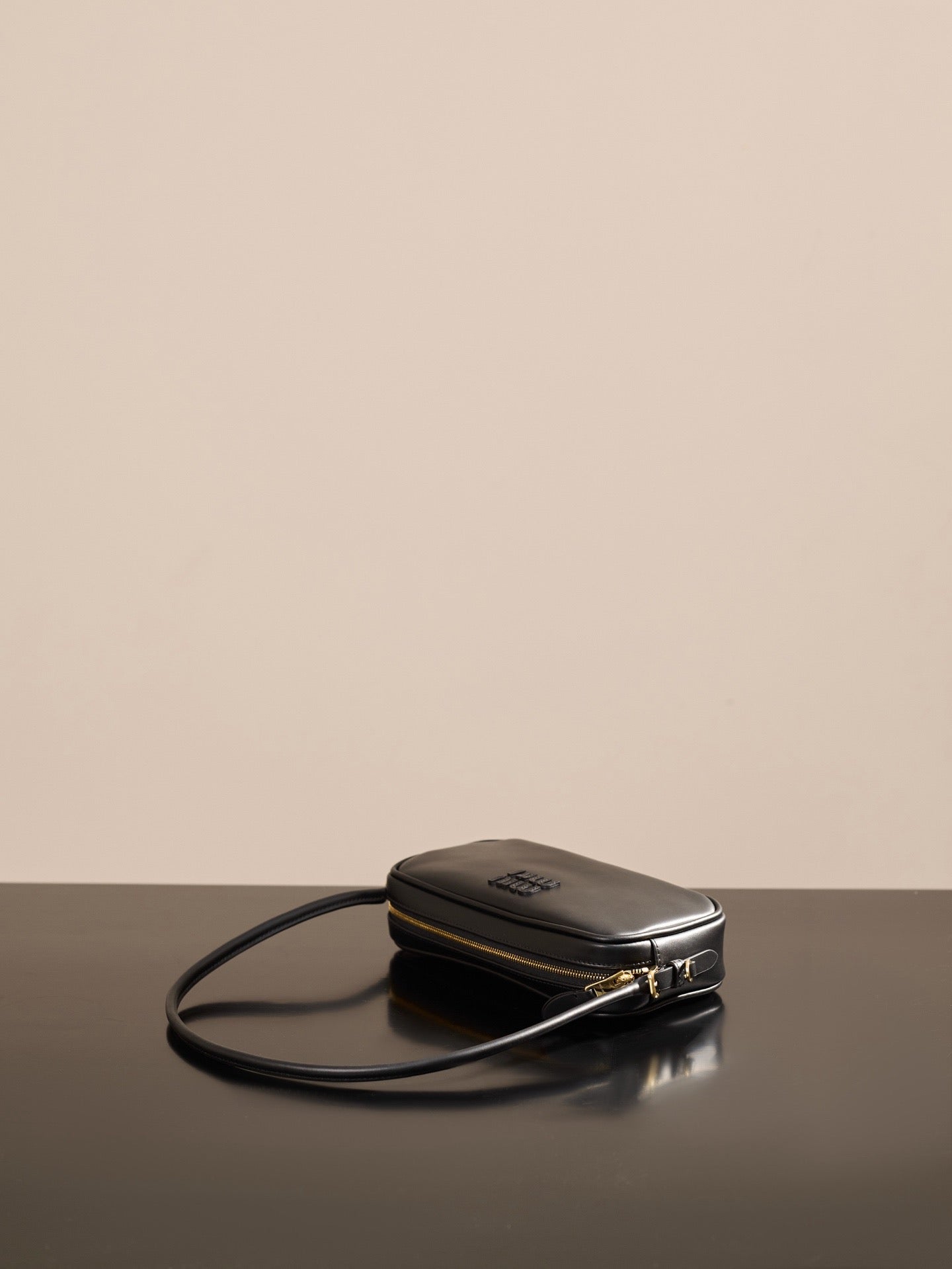 미우미우 가죽 파우치