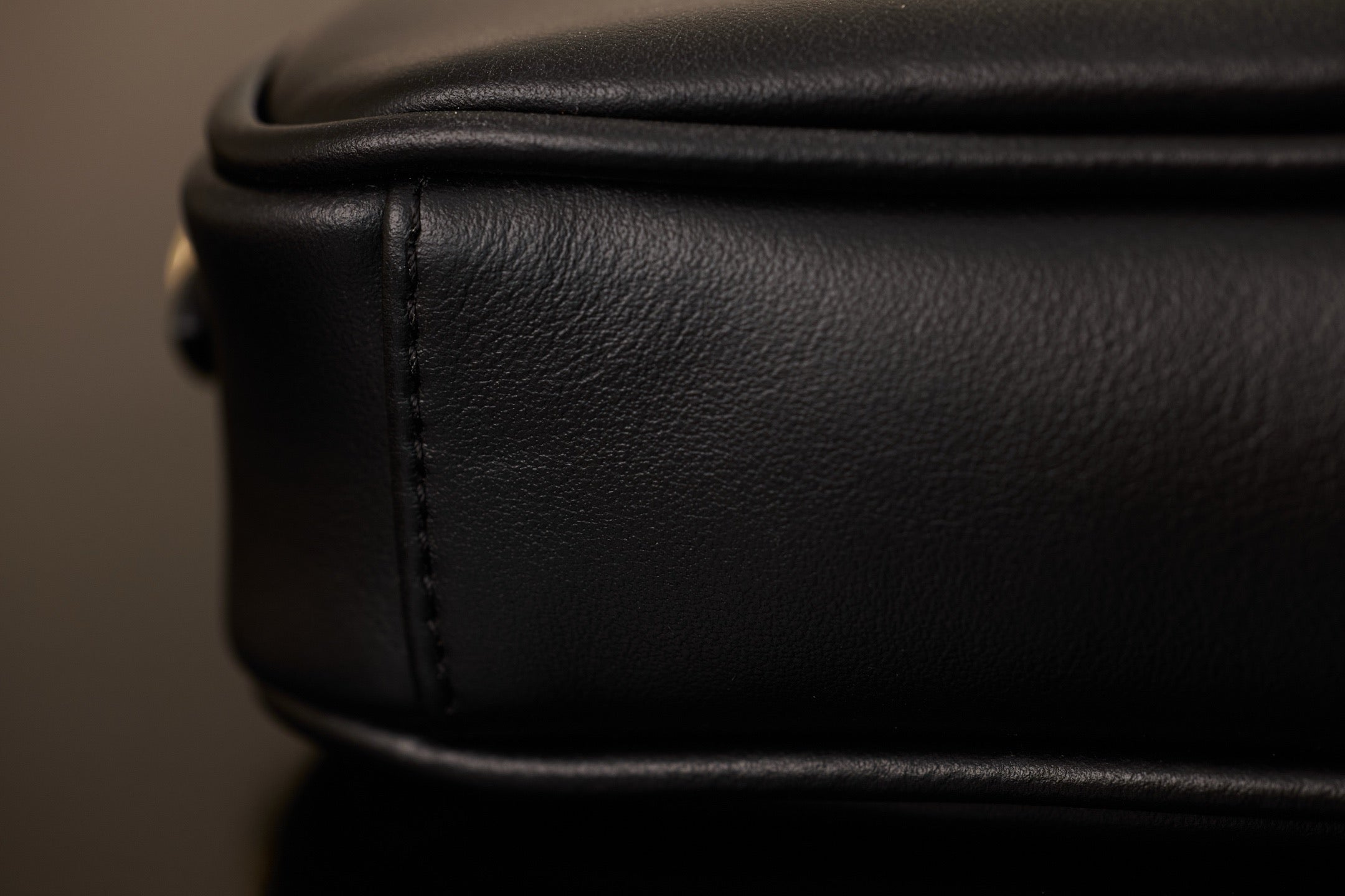 미우미우 가죽 파우치