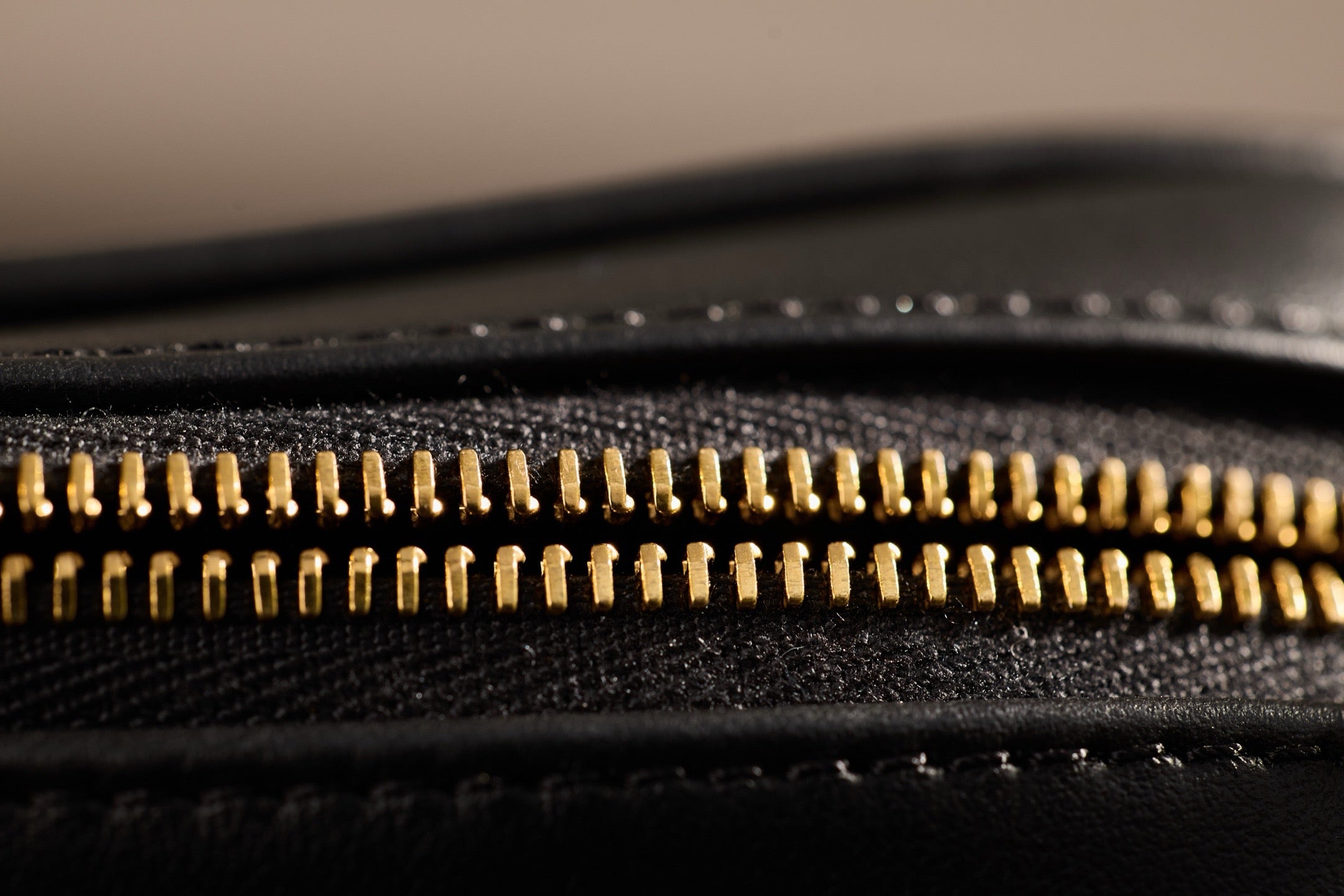 미우미우 가죽 파우치