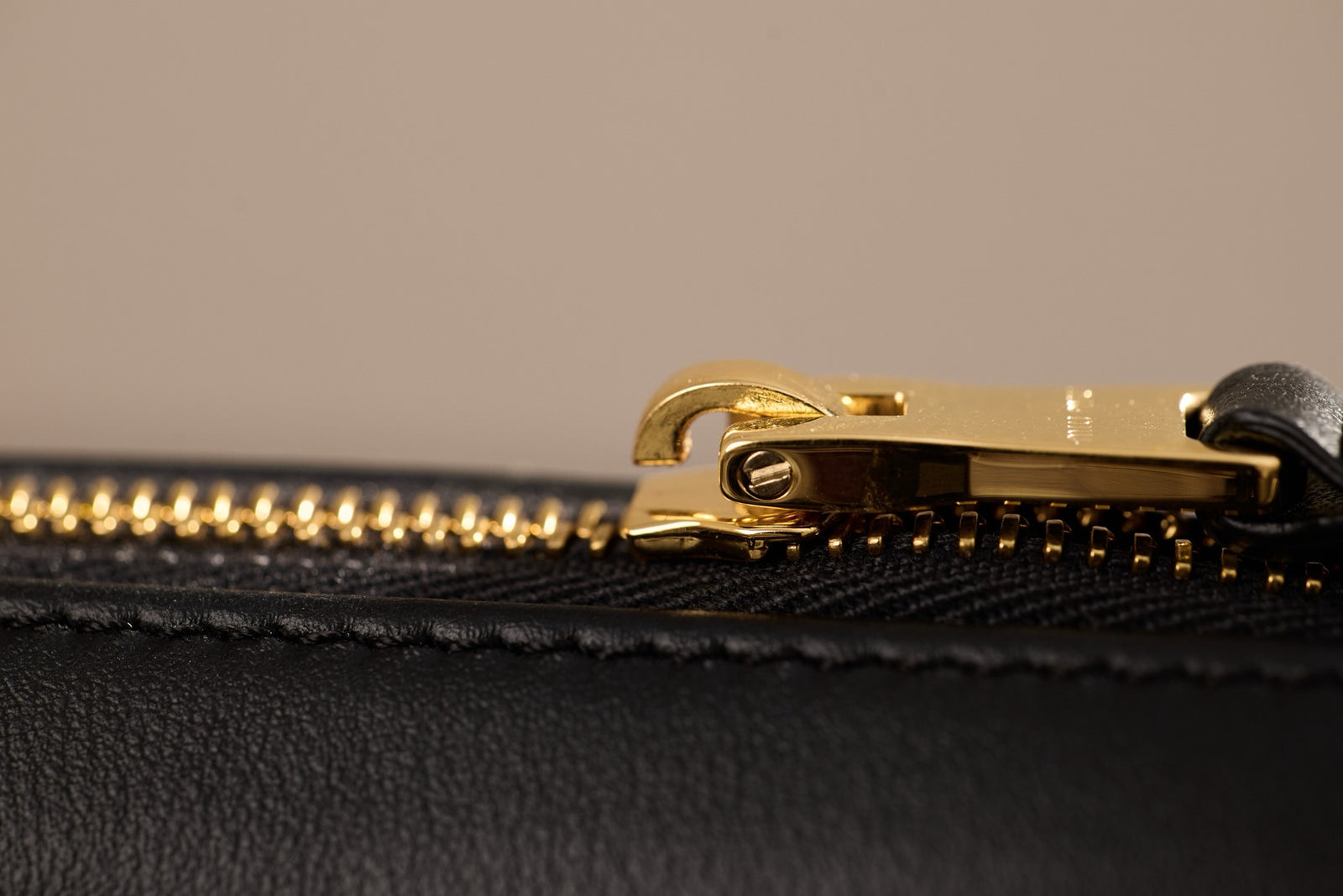 미우미우 가죽 파우치