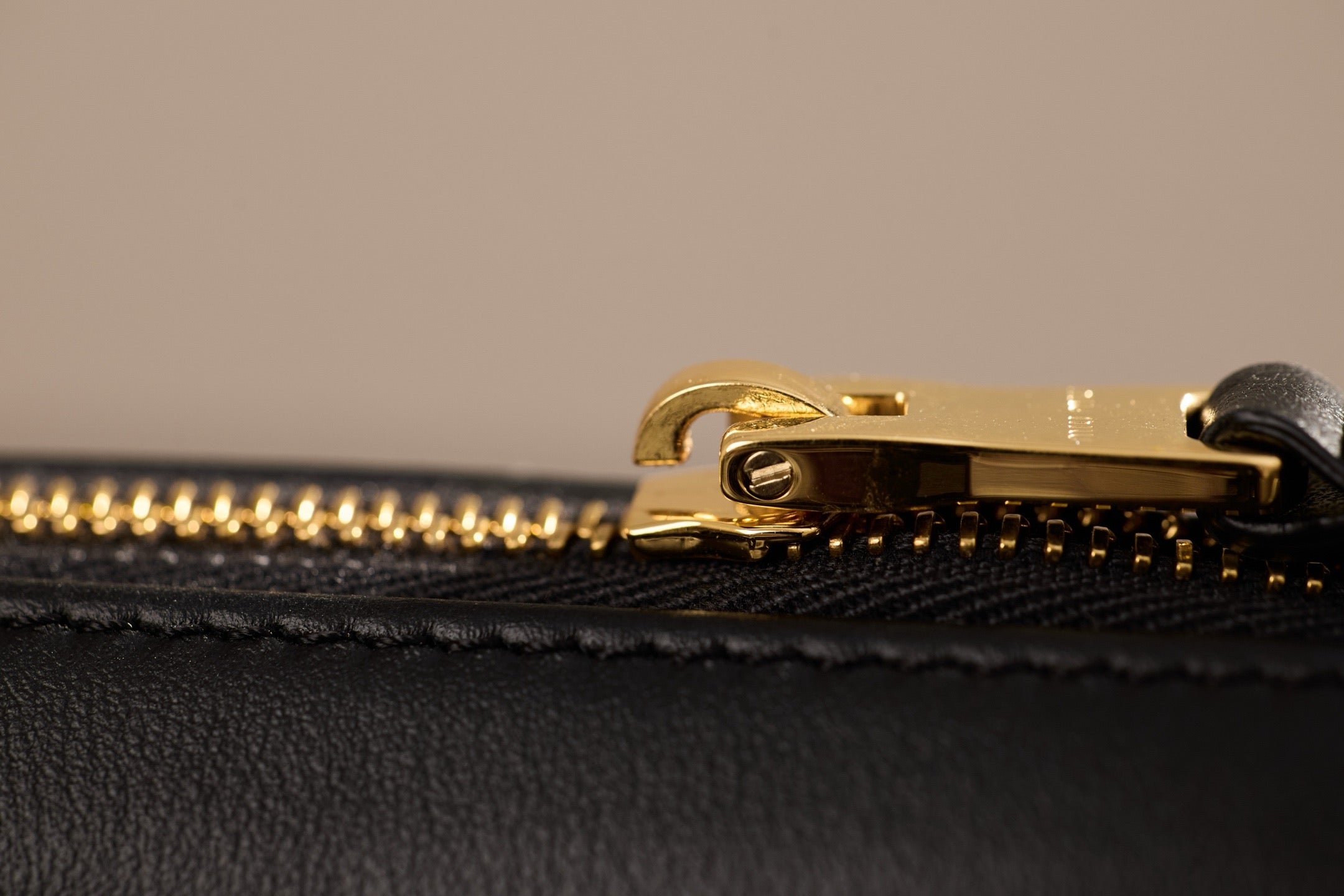 미우미우 가죽 파우치