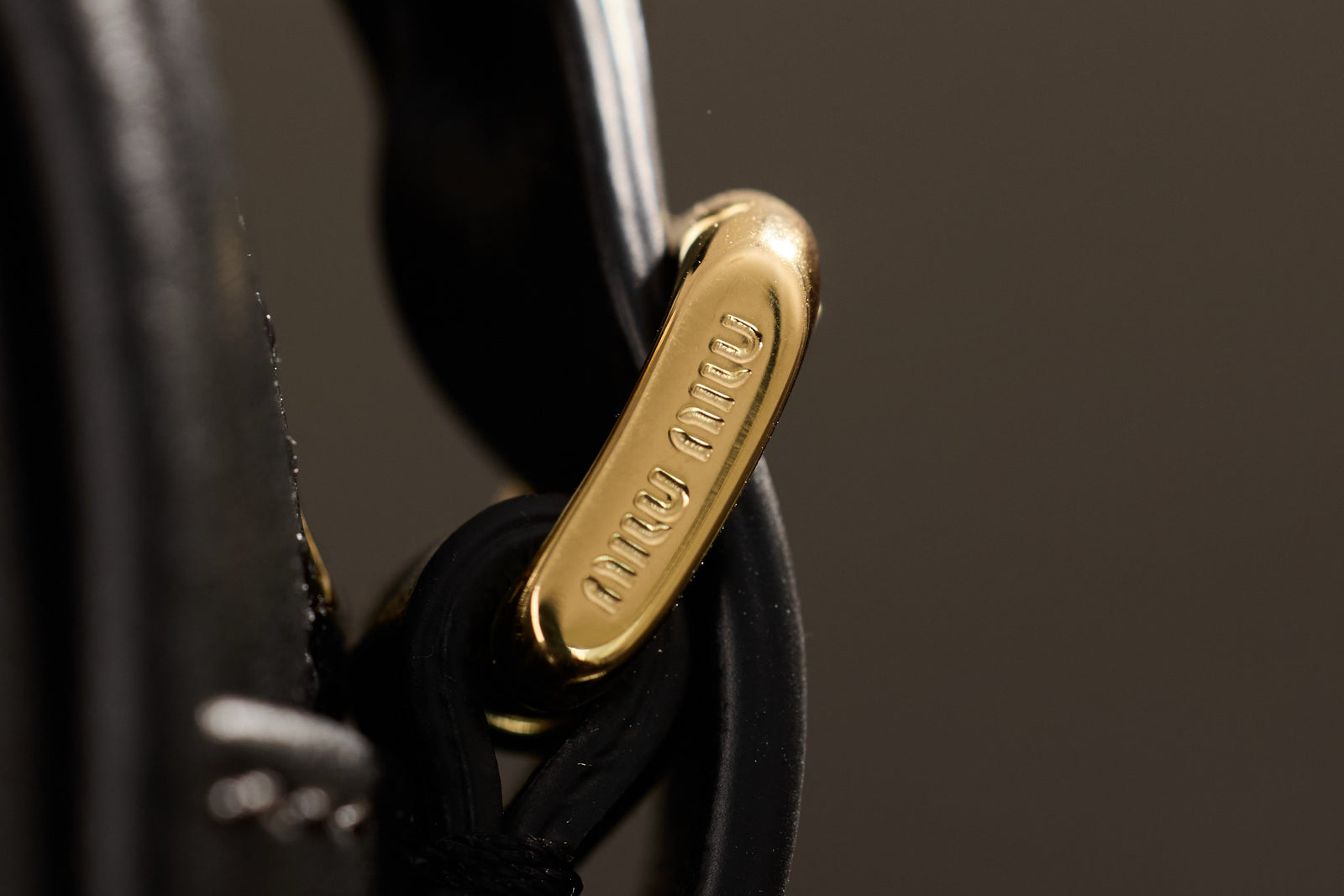 미우미우 가죽 파우치