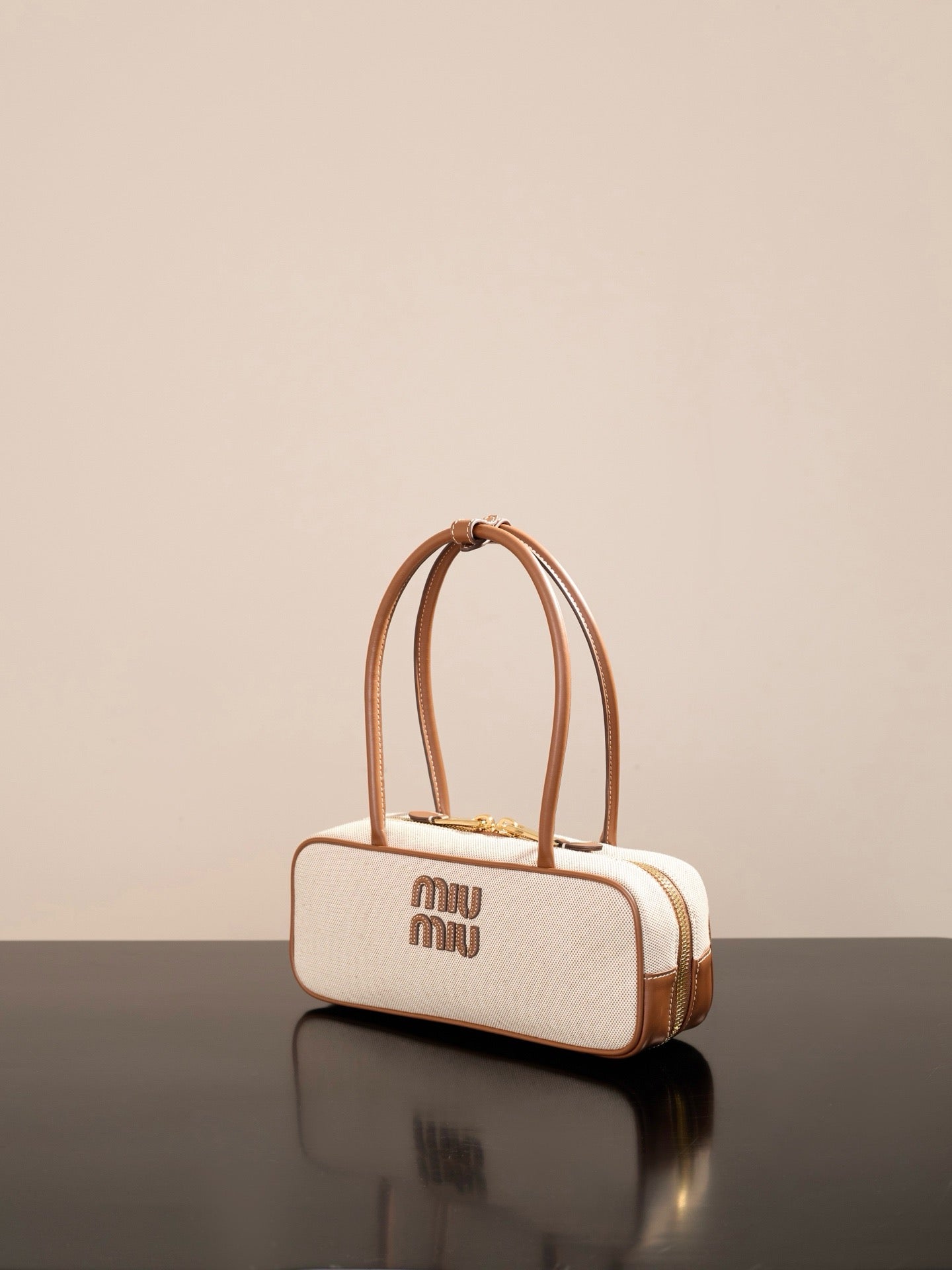 미우미우 캔버스 및 가죽 보 백