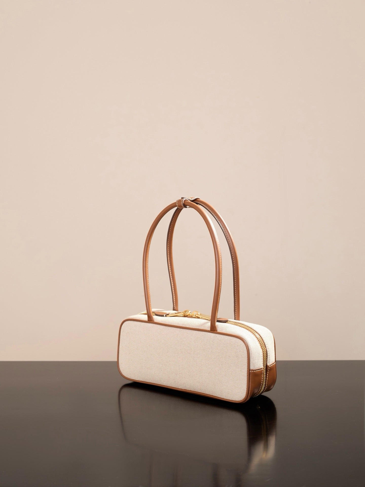 미우미우 캔버스 및 가죽 보 백