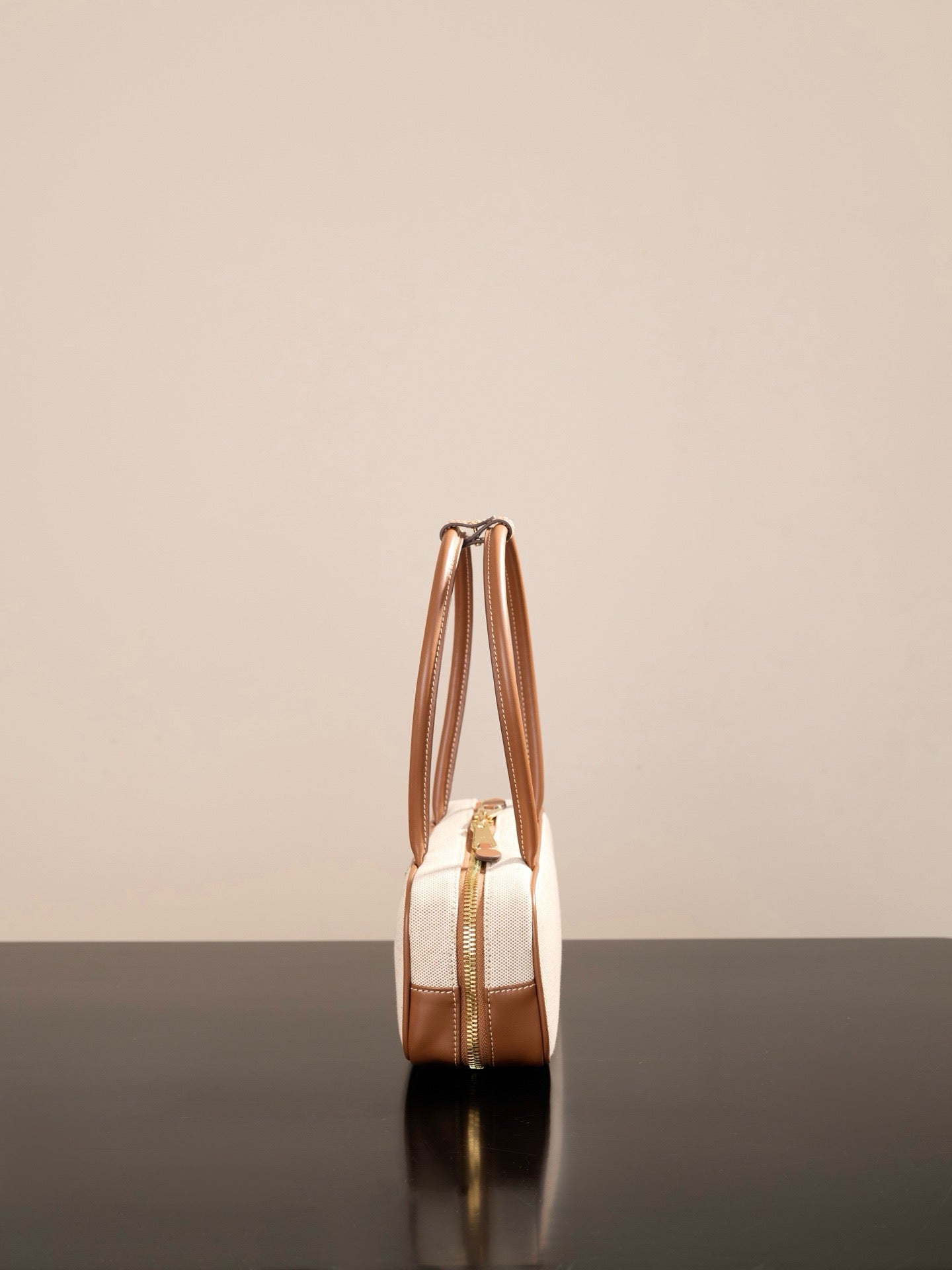 미우미우 캔버스 및 가죽 보 백