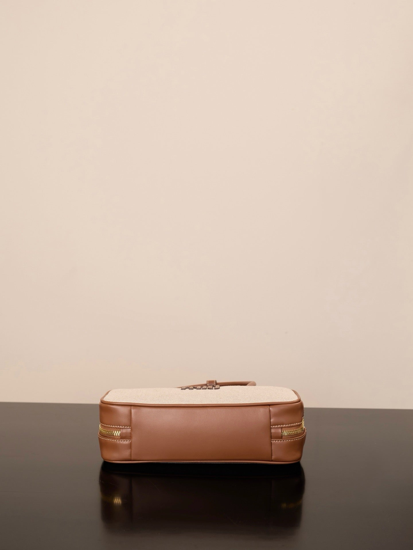 미우미우 캔버스 및 가죽 보 백